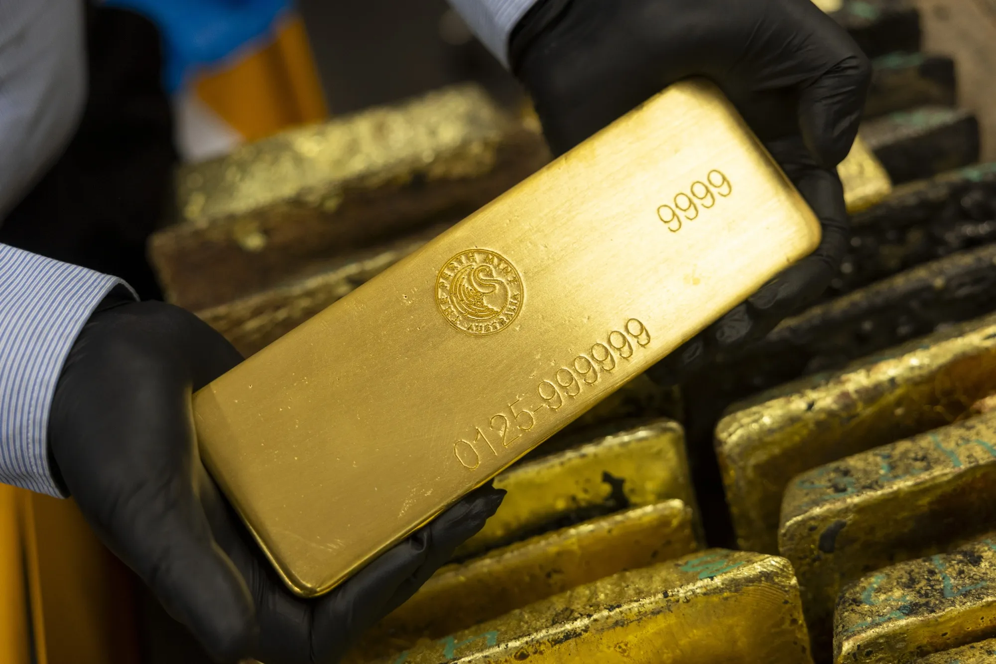 Giá vàng hồi mạnh sau khi mất mốc 4.700 USD/oz, SPDR Gold Trust “nằm im”