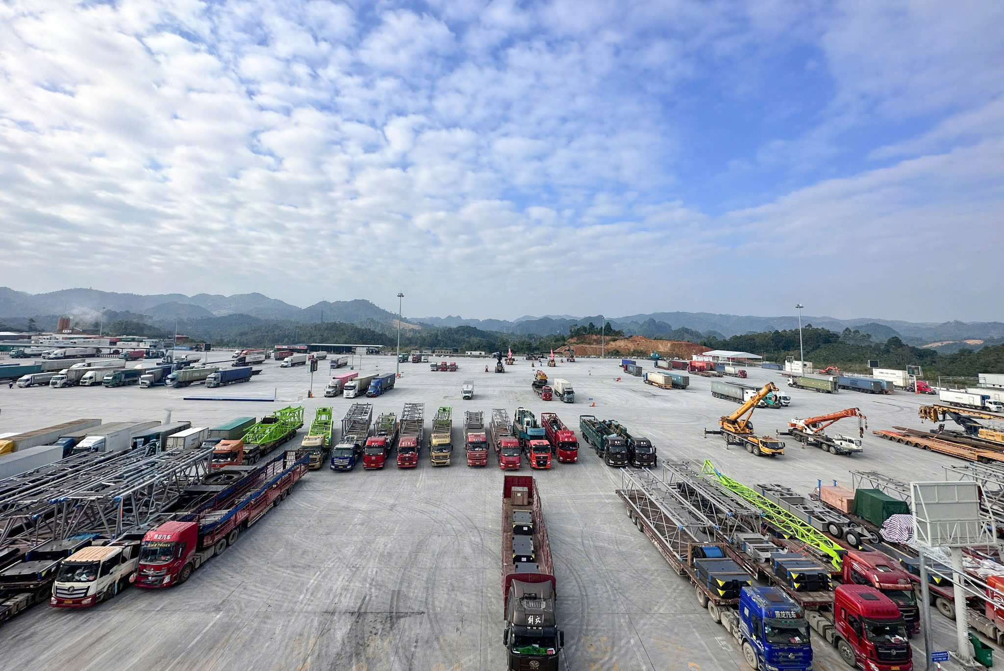 Kho Ngoại quan Viettel Post hoạt động như một nút xử lý logistics tích hợp, cho phép 6Pg88.con độc quyền mỗi ngày gom chia lô, dán nhãn, đóng gói, kiểm định, cross-docking và tổ chức vận tải xuyên biên giới trong cùng một điểm hạ tầng.