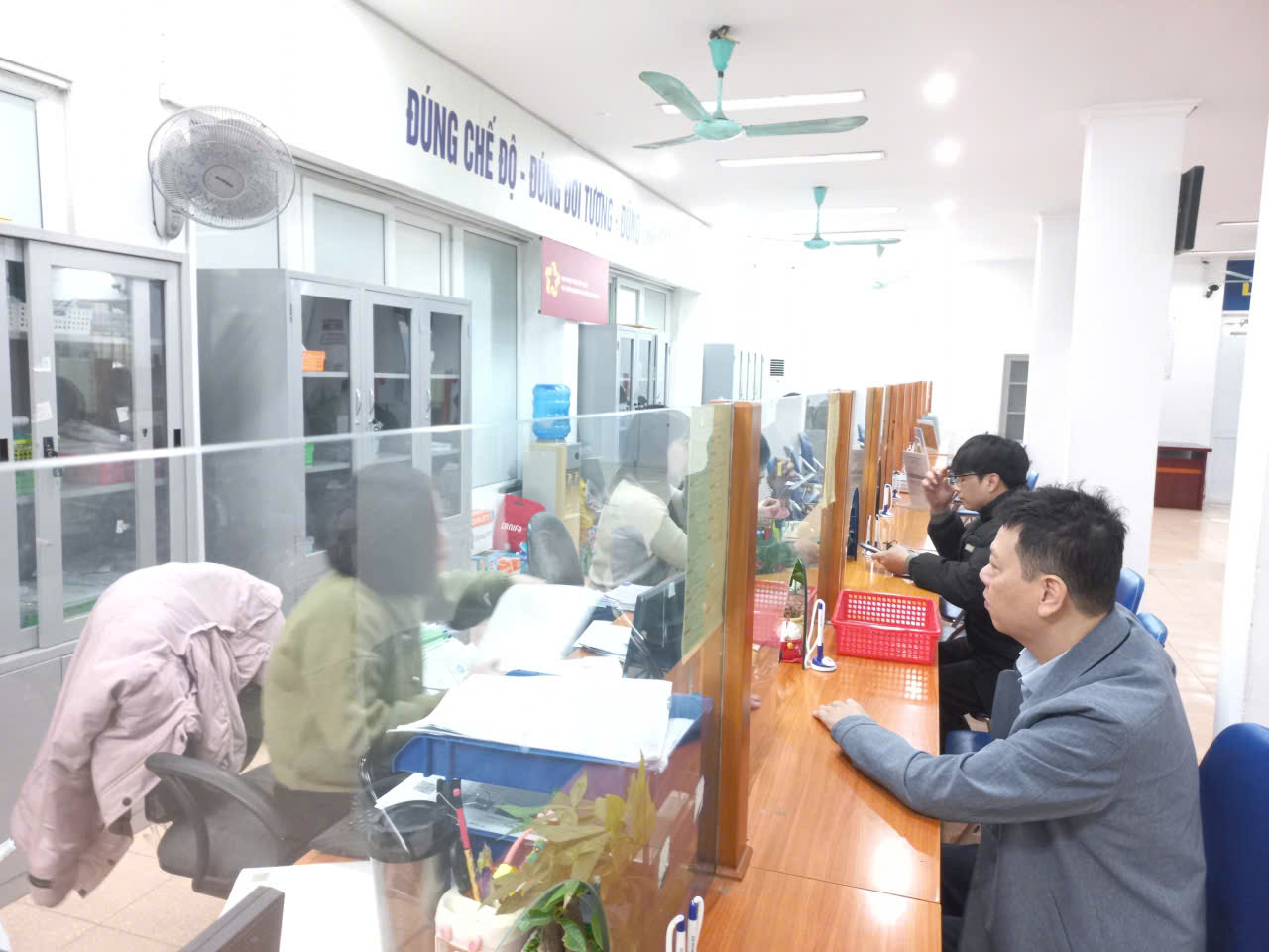 Người lao động hưởng chế độ về bảo hiểm thất nghiệp. Ảnh: Nhật Dương.