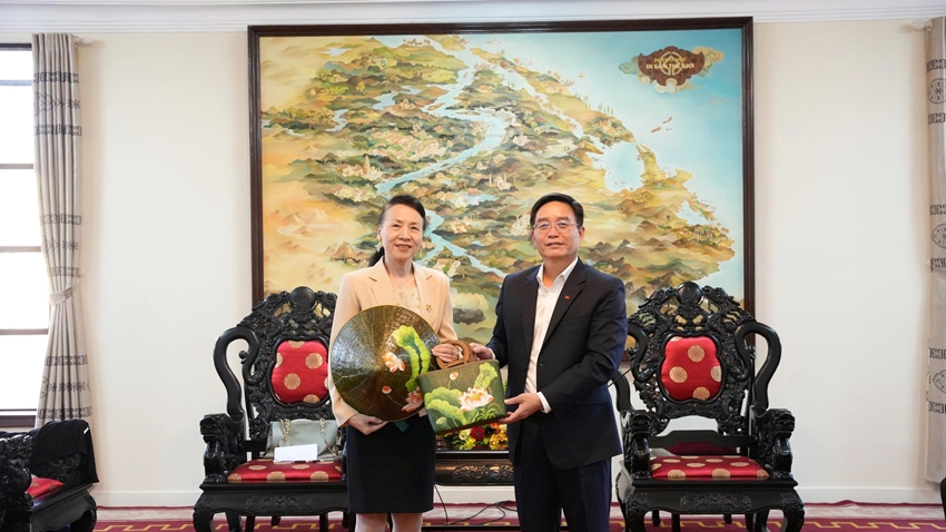 Bí thư Thành ủy nguyễn Khắc Trung tặng quà đến bà Đổng Bích Du Tổng Lãnh sự Trung Quốc tại thành phố Đà Nẵng. Ảnh: Ngọc Hoàng