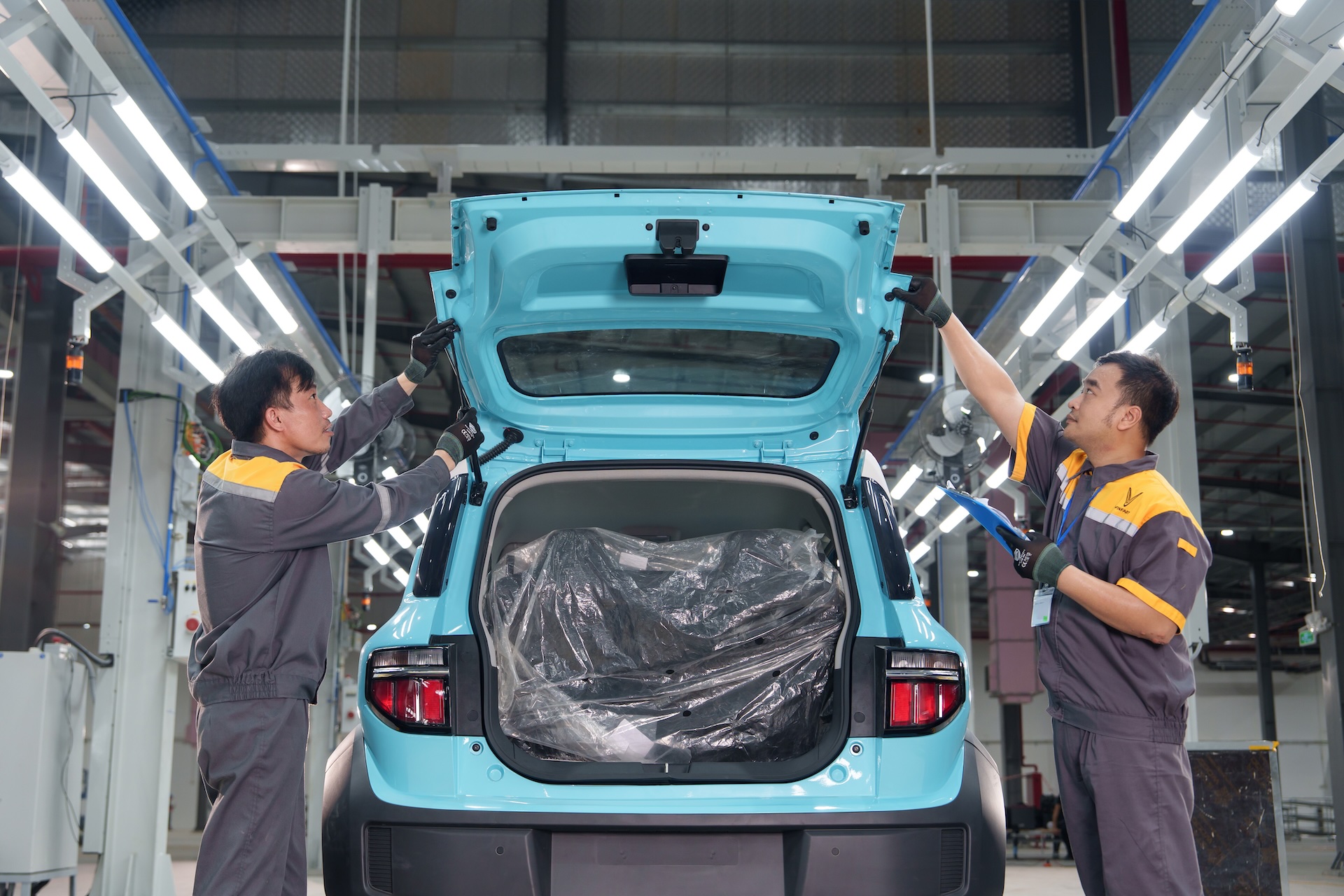 <i>Với xe sản xuất, lắp ráp trong nước tháng 12/2025 đạt 60.700 chiếc, tăng 23,4% so với tháng trước và cao hơn 57,5% so với cùng kỳ tháng 12/2024. Tính chung cả năm, tổng sản lượng xe nội địa ước đạt khoảng 484.500 xe, tăng 39,1% so với năm 2024.</i>