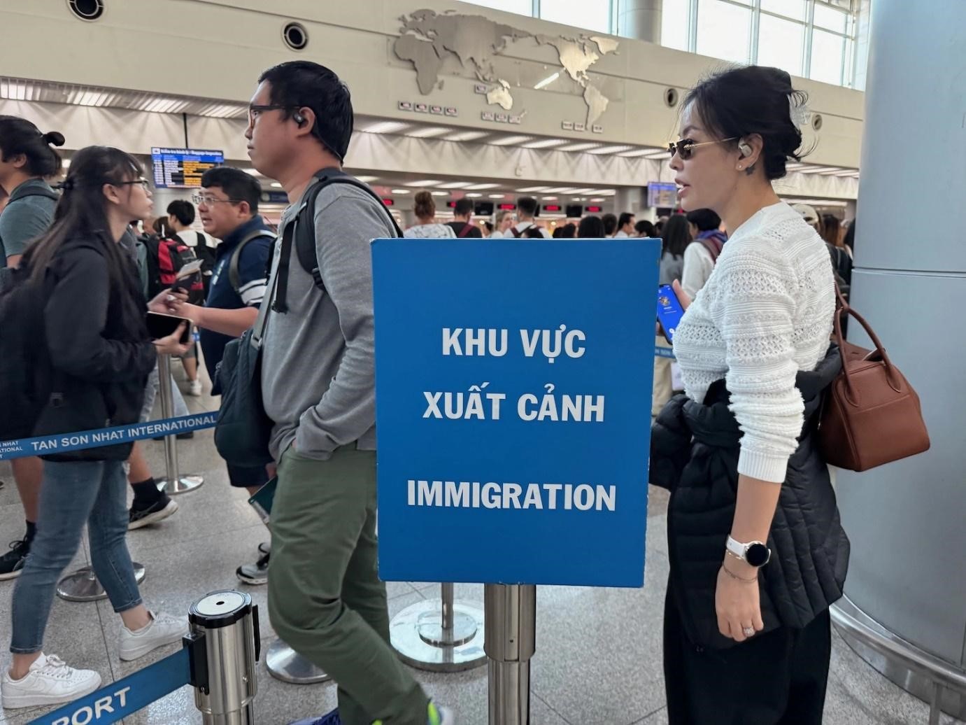 Khách Việt làm thủ tục xuất cảnh dịp Tết, phản ánh xu hướng du lịch Tết nước ngoài gia tăng. Ảnh:&nbsp;TransViet.