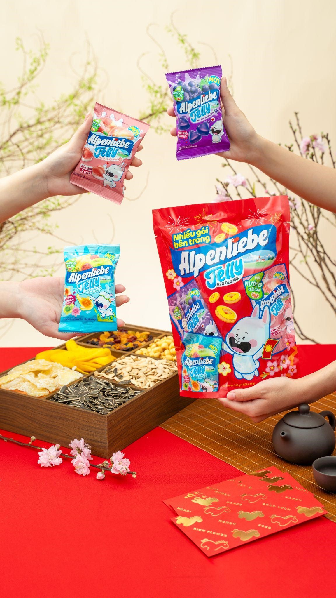 3 phiên bản Biển xanh long lanh - Tím đào - Tím nho của kẹo Alpenliebe Jelly hứa hẹn sẽ mang đến trải nghiệm thú vị, bùng nổ hương vị chinh phục các tín đồ kẹo dẻo.
