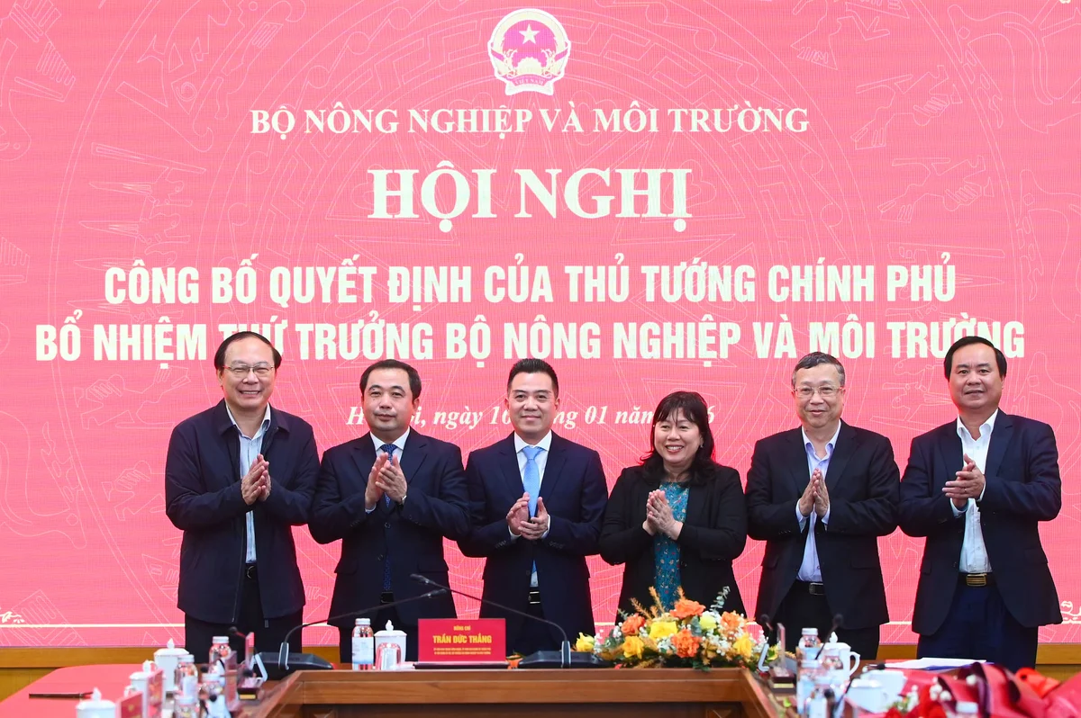 Lãnh đạo Bộ Nông nghiệp và Môi trường chúc mừng Thứ trưởng Đặng Ngọc Điệp. Ảnh:&nbsp;Tùng Đinh