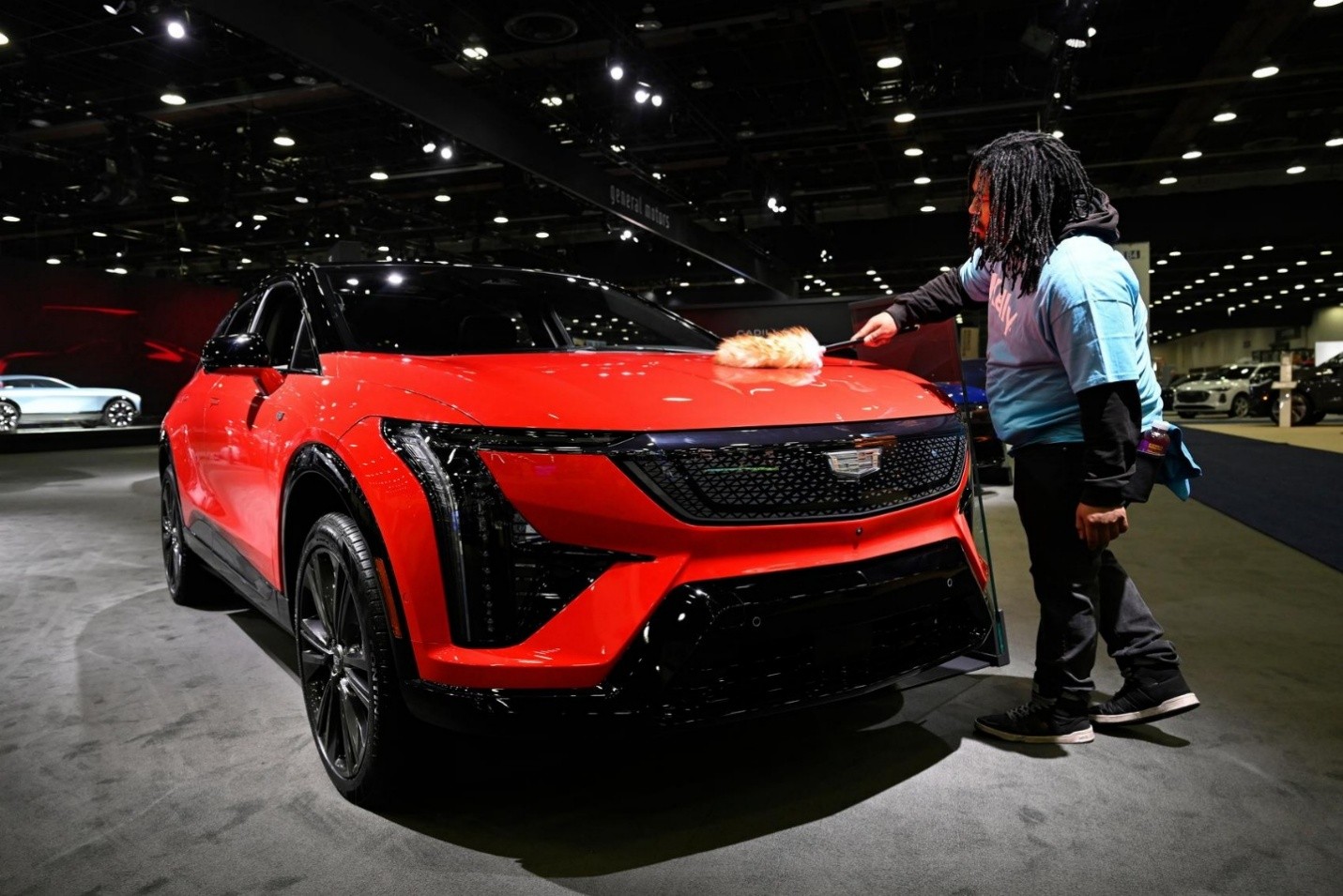 Một công nhân đang lau bụi trên chiếc Cadillac Optiq Premium Sport đời 2026 tại Triển lãm Ô tô Detroit. Ảnh: AP/Jose Juarez