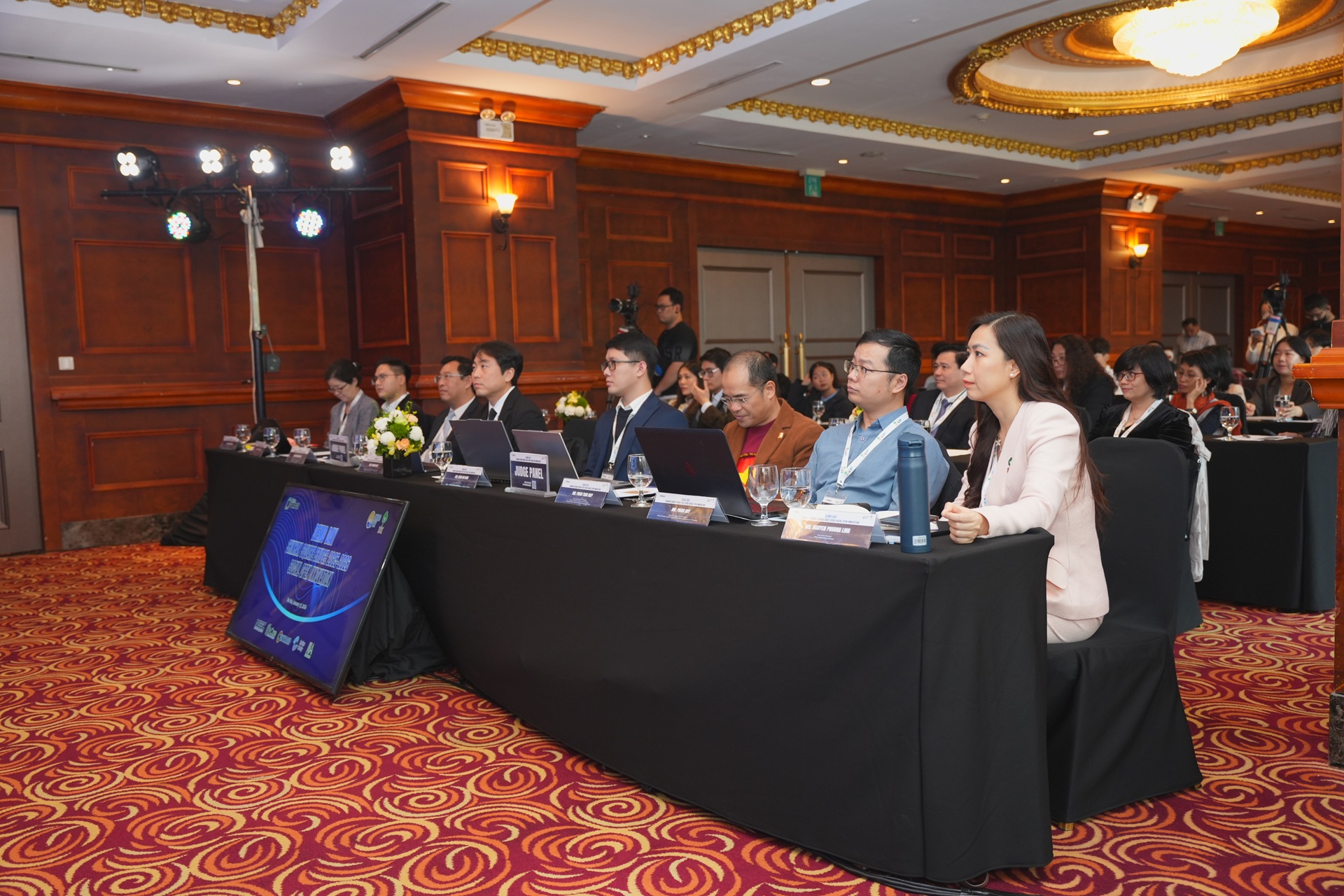 Ông Phạm Tuấn Hiệp (thứ ba từ phải sang) là thành viên ban giám khảo tại Demo Day