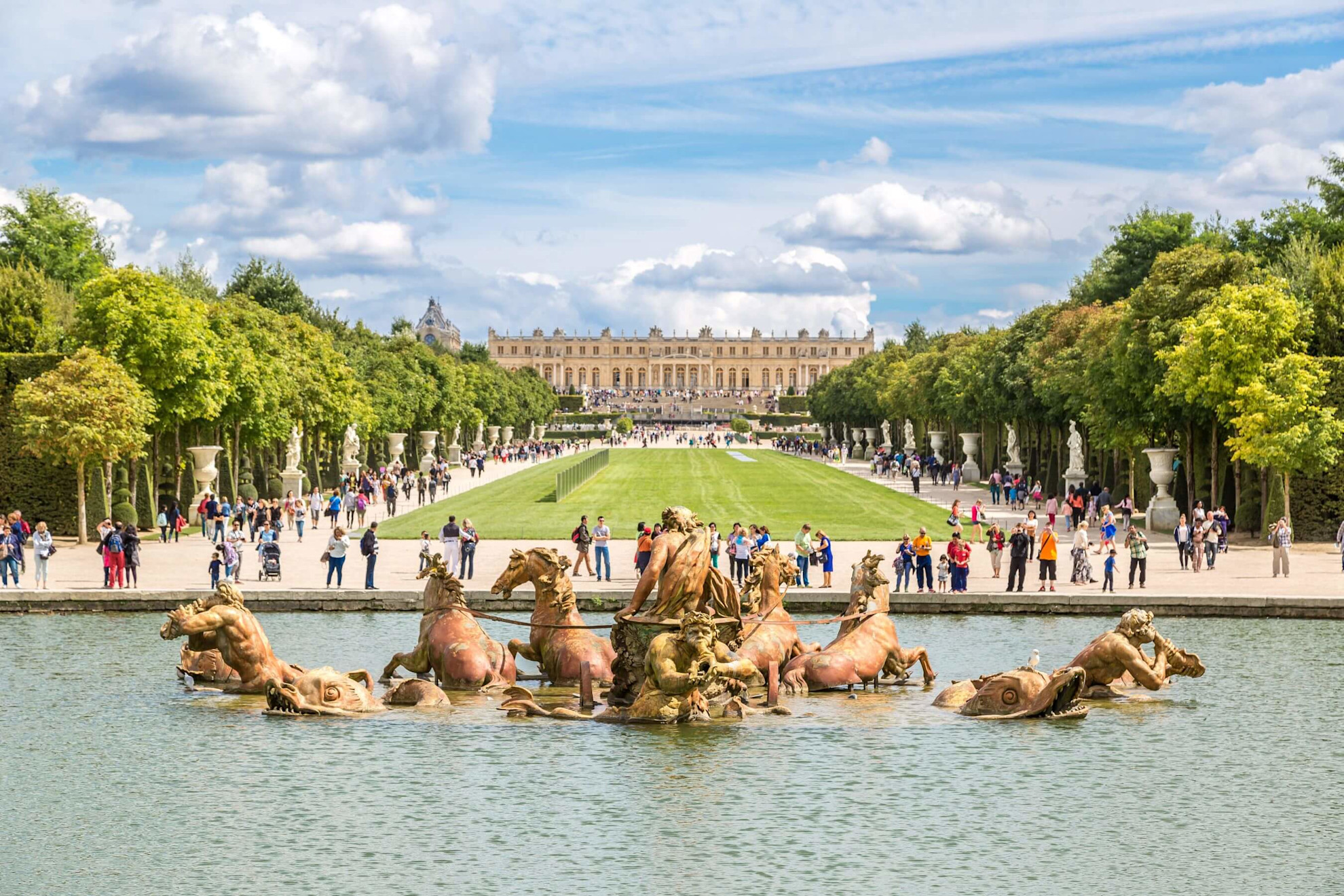 Tại Cung điện Versailles, giá vé trong mùa cao điểm có thể lên tới 35 EUR đối với công dân ngoài EU.&nbsp;