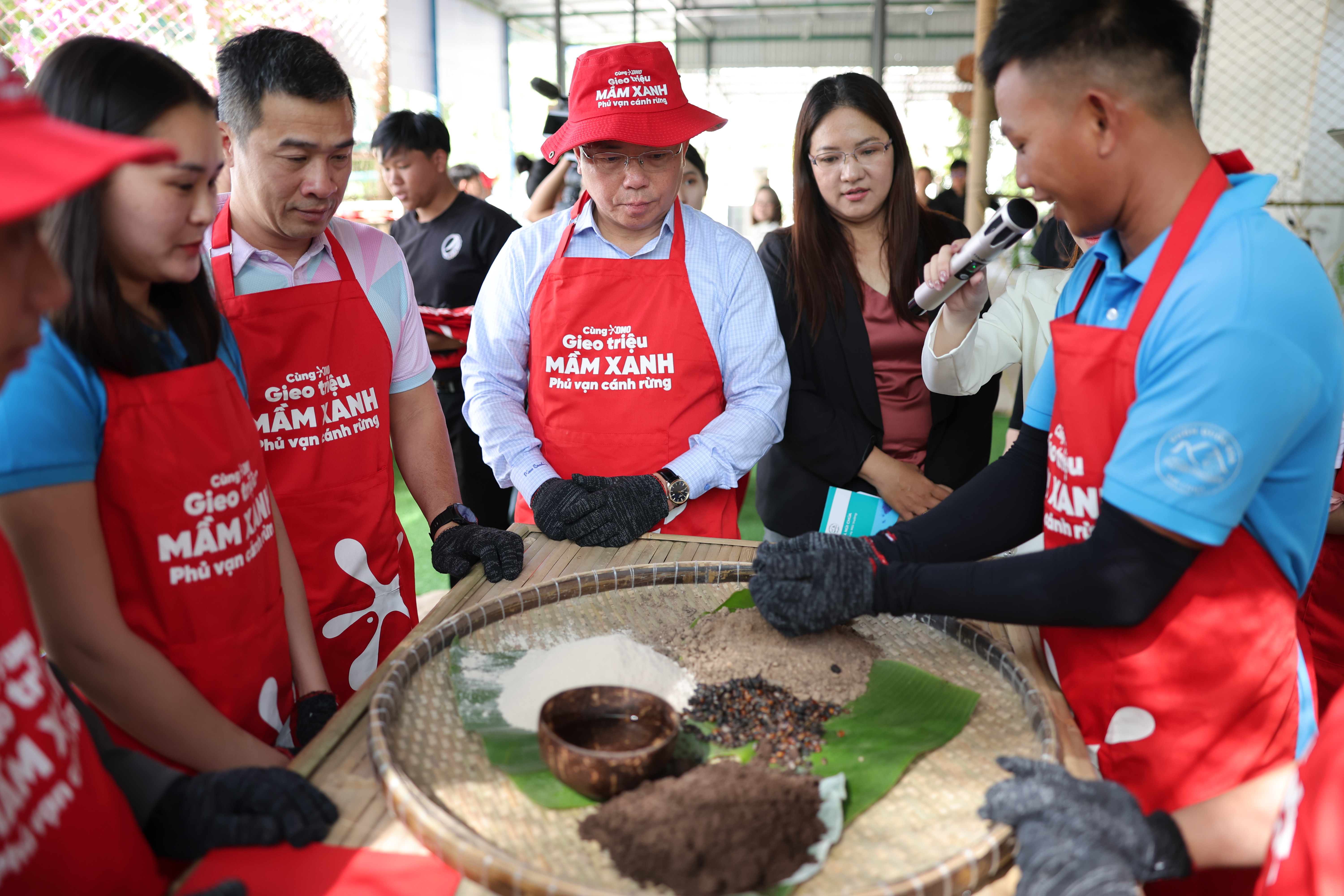Đại biểu và khách mời&nbsp; tham gia trải nghiệm làm banh hạt giống tại Vườn quốc gia Núi Chúa - Phước Bình.
