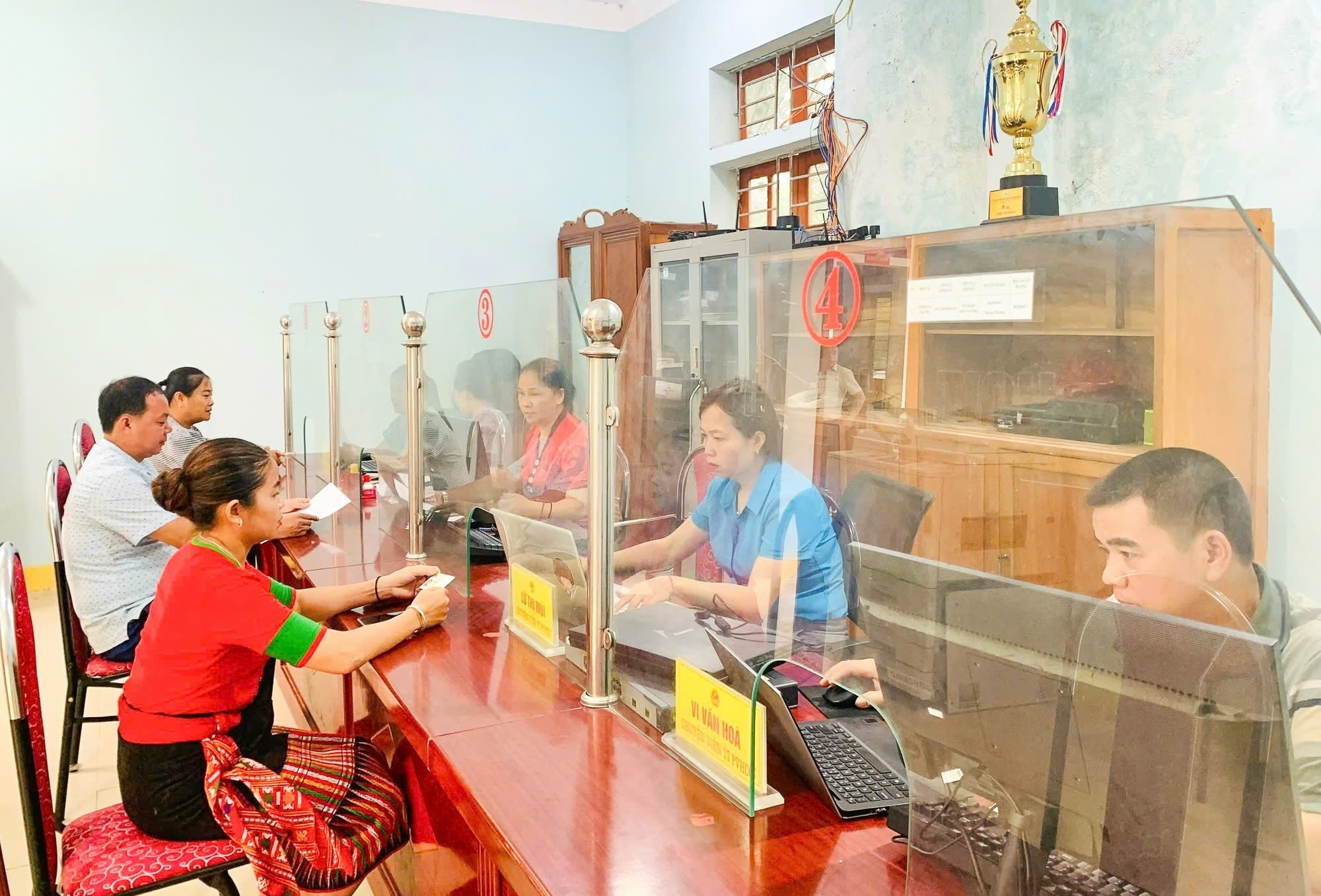 Cán bộ xã miền núi Yên Na, Nghệ An hướng người dân thực hiện các thục tục Pg88hi nạp rút siêu tốc số