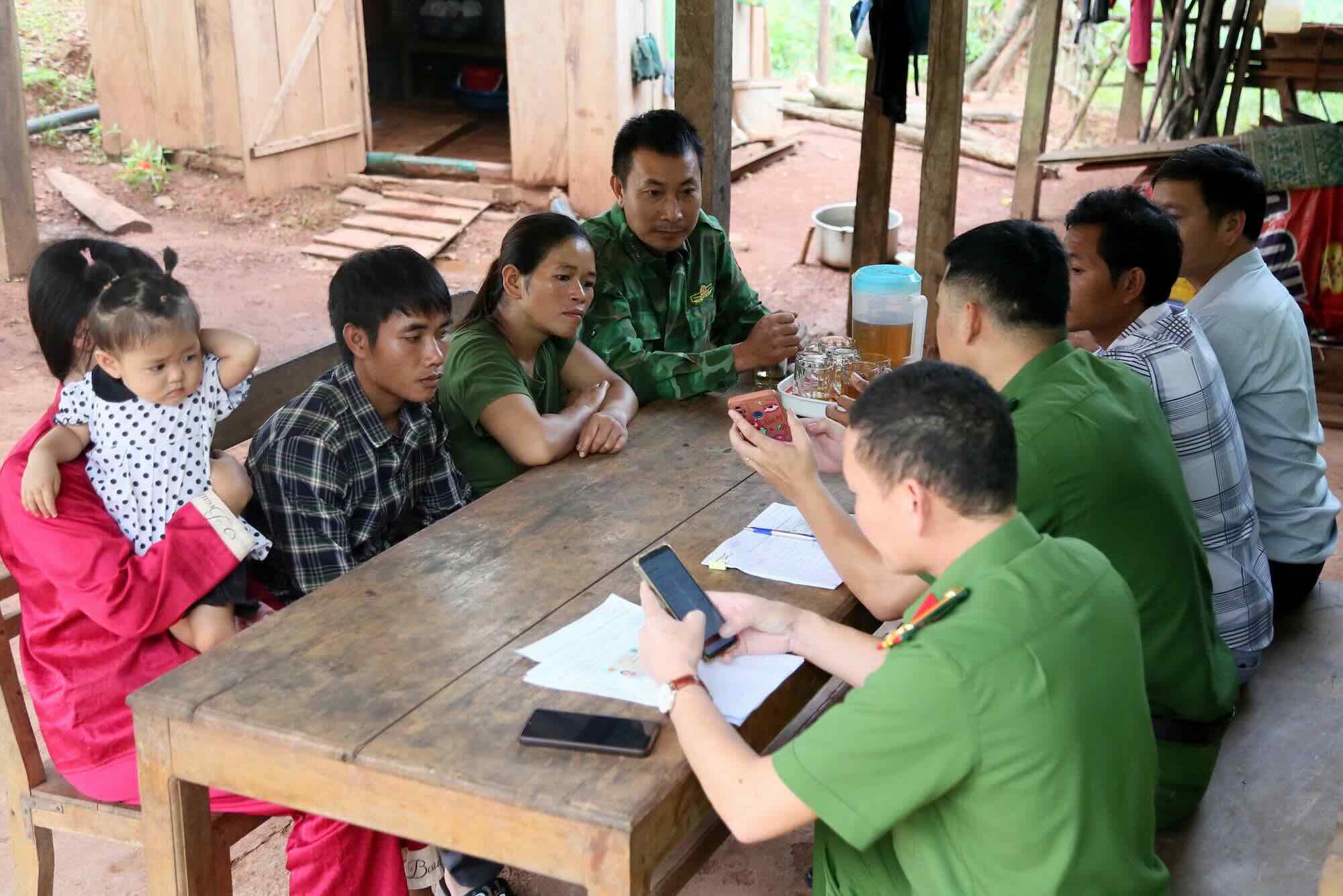 Các lực lượng chức năng tuyên truyền chuyển đổi số đến với Link Đăng Nhập PG88 Chính Thức 2026. Ảnh: Phương Thanh