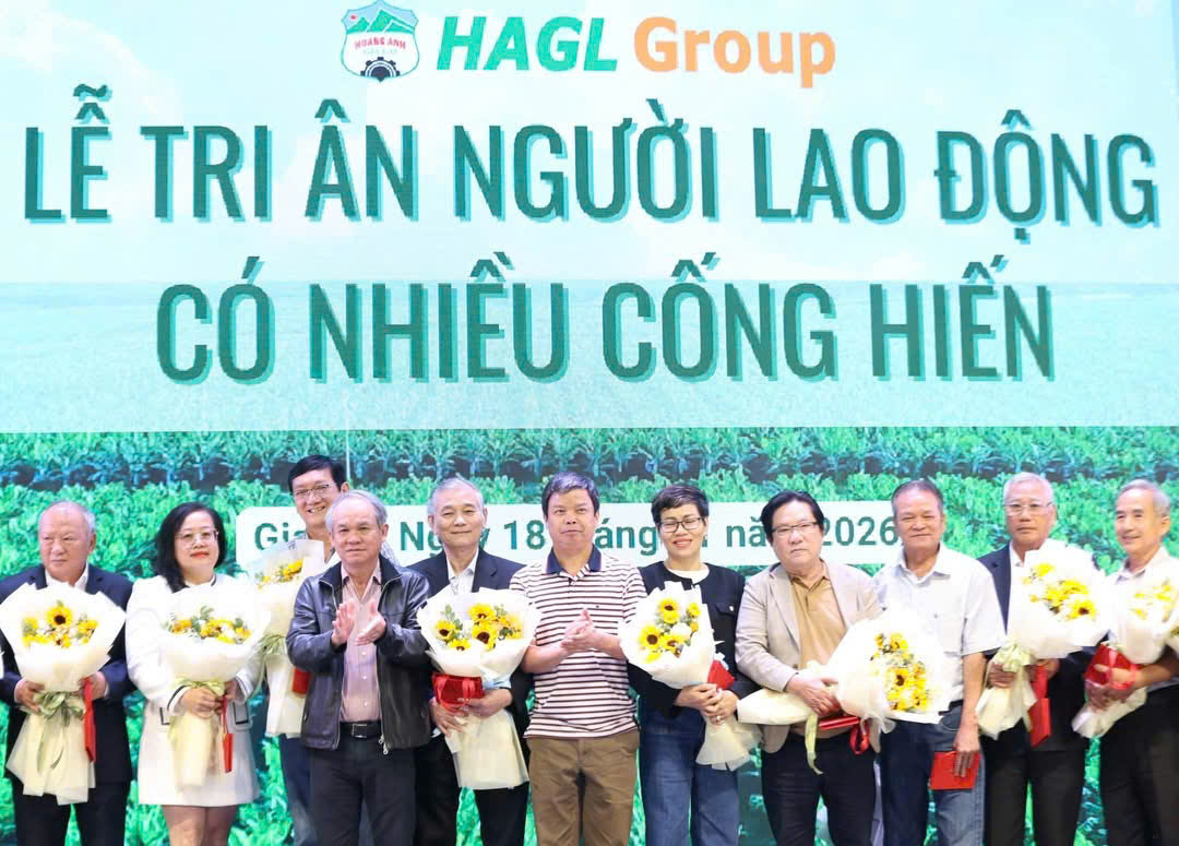 Chủ tịch HAGL Đoàn Nguyên Đức (bầu Đức) tri ân cán bộ nhân viên nòng cốt vì những đóng góp cho Tập đoàn.