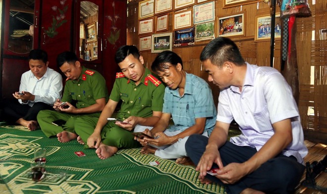 Lực lượng Công an xã Thượng Trạch (Quảng Trị) hỗ trợ người dân giải quyết thủ tục Pg88hi nạp rút siêu tốc ngay tại thôn bản. Ảnh: Tá Chuyên