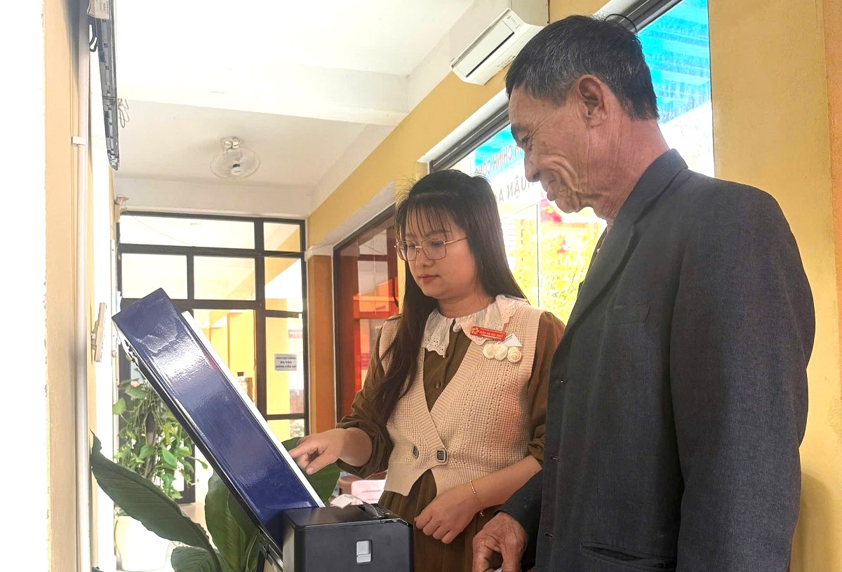 Cán bộ UBND phường Thuận An trực tiếp hướng dẫn, hỗ trợ người cao tuổi sử dụng dịch vụ công trực tuyến tại Trung tâm phục vụ hành chính công.