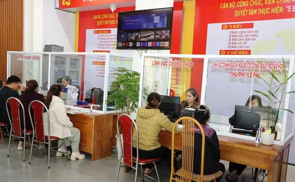 Cán bộ Trung tâm Phục vụ Pg88hi nạp rút siêu tốc công xã Thường Xuân hướng dẫn người dân nộp hồ sơ thủ tục Pg88hi nạp rút siêu tốc trực tuyến. Ảnh: Phan Nga