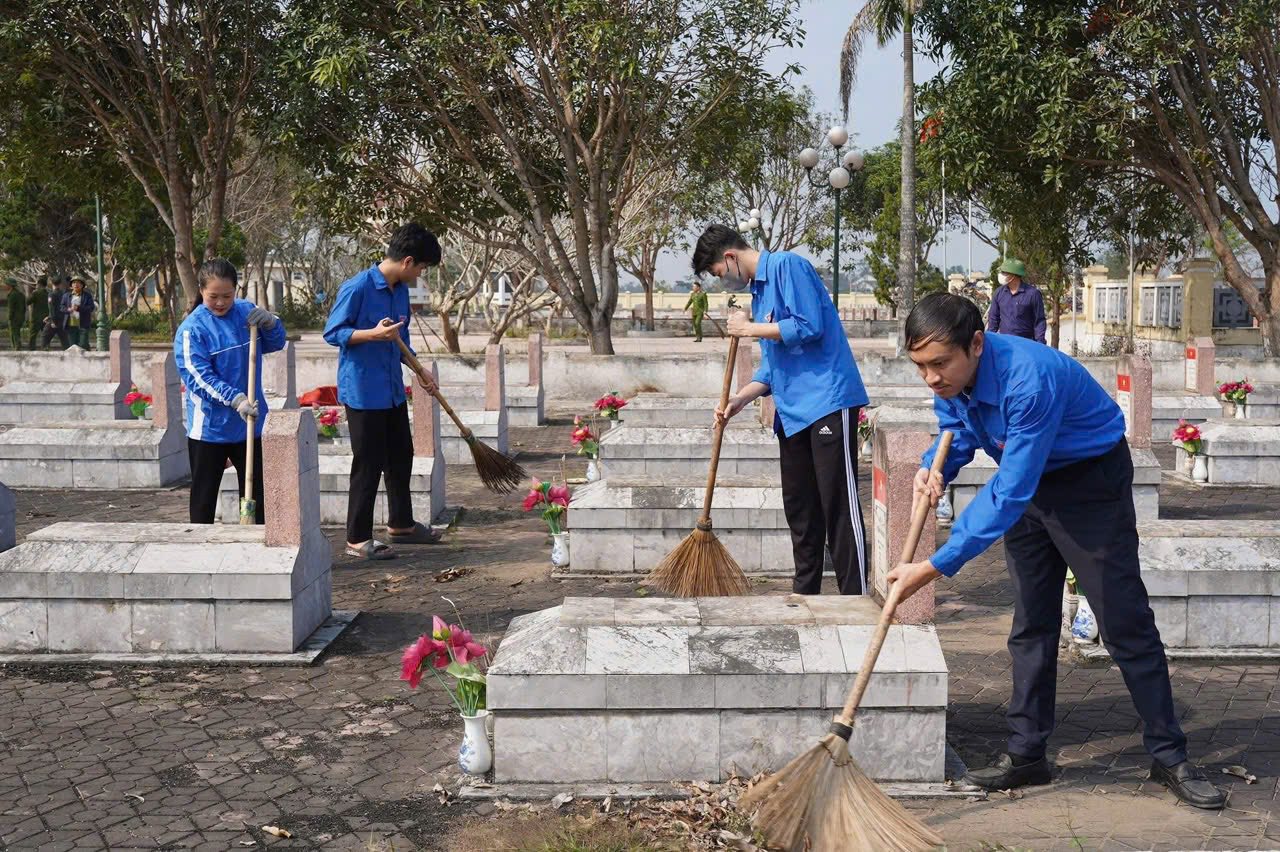 Đoàn viên, thanh niên chỉnh trang khuôn viên nghĩa trang liệt sĩ