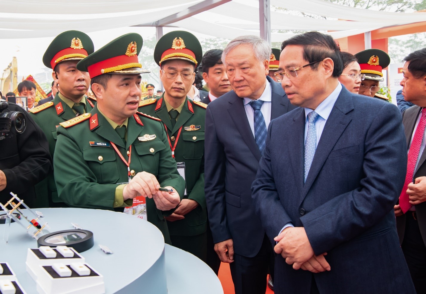 Thủ tướng Chính phủ Phạm Minh Chính và các đồng chí lãnh đạo Đảng, Nhà nước tham quan các khu vực bên lề lễ khởi công nhà máy chế tạo chip bán dẫn Hòa Lạc.&nbsp;Nguồn: Viettel.