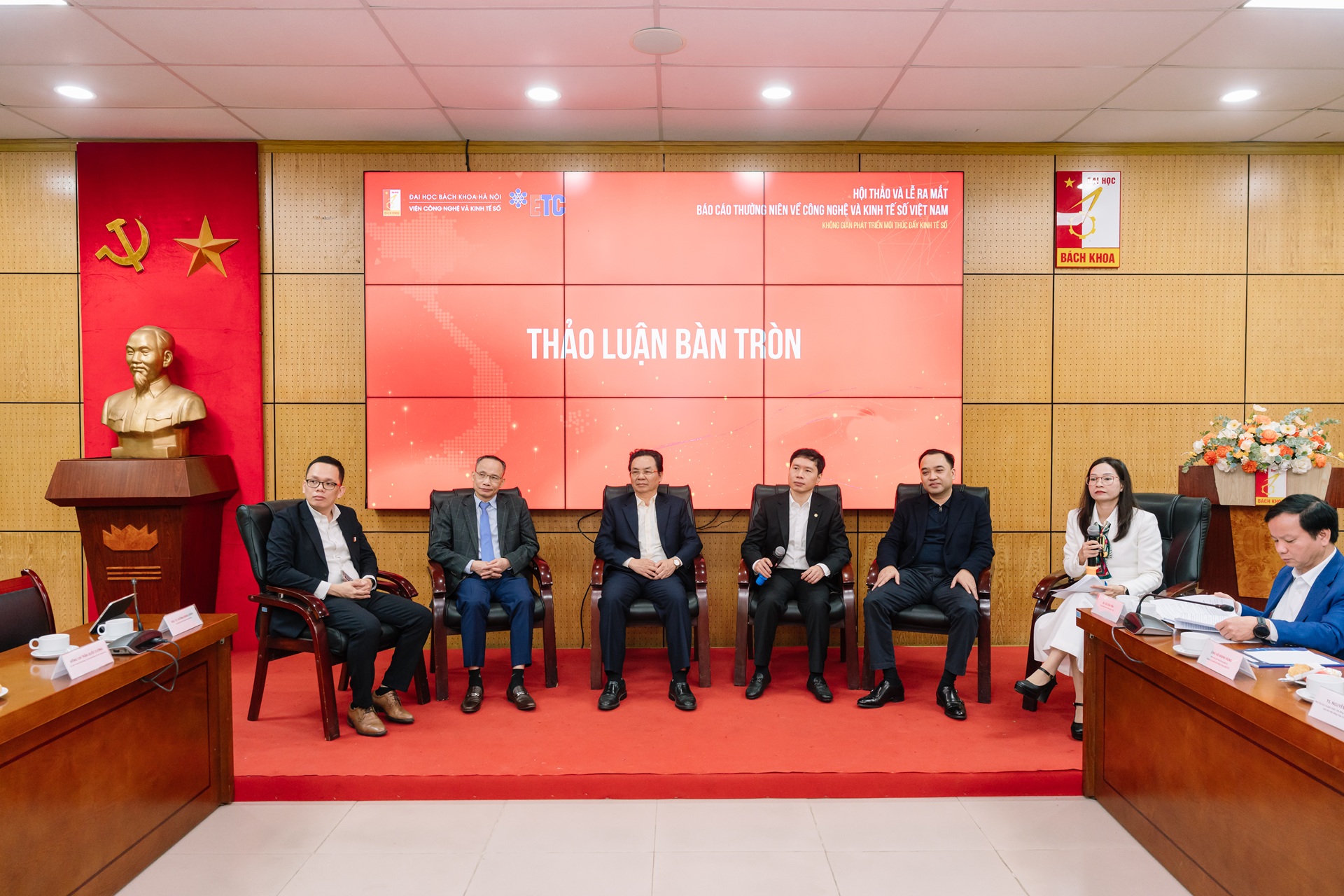 Các chuyên gia trong phiên thảo luận tại Hội thảo khoa học và Lễ ra mắt Báo cáo thường niên Công nghệ và Link Trang Chủ PG88.Com Mới #2026 số Việt Nam – Vietnam Digital Economy Review 2025.