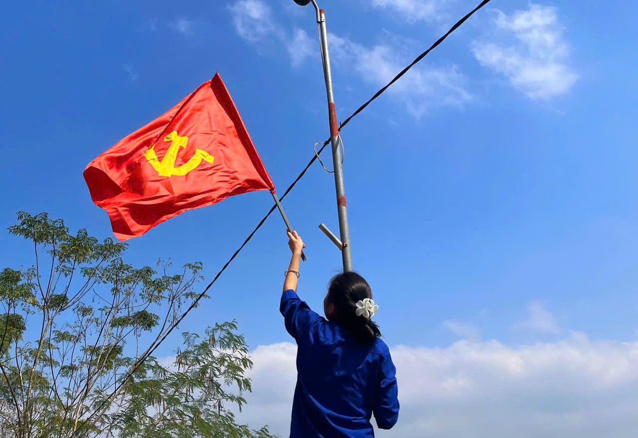 Cờ Đảng, cờ Tổ quốc được treo đồng bộ