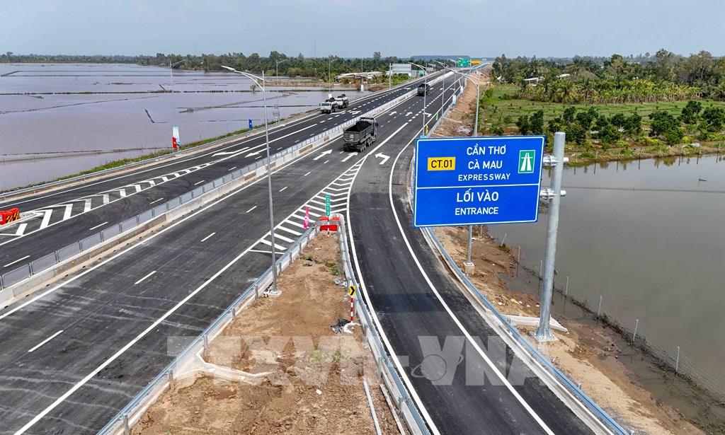 Một đoạn cao tốc Cần Thơ - Cà Mau. Ảnh: TTXVN