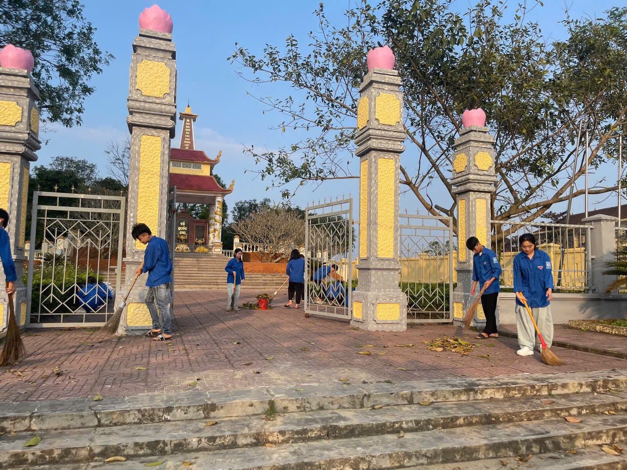 Hoạt động dọn vệ sinh tại các đài tưởng niệm, địa chỉ đỏ trên địa bàn tỉnh