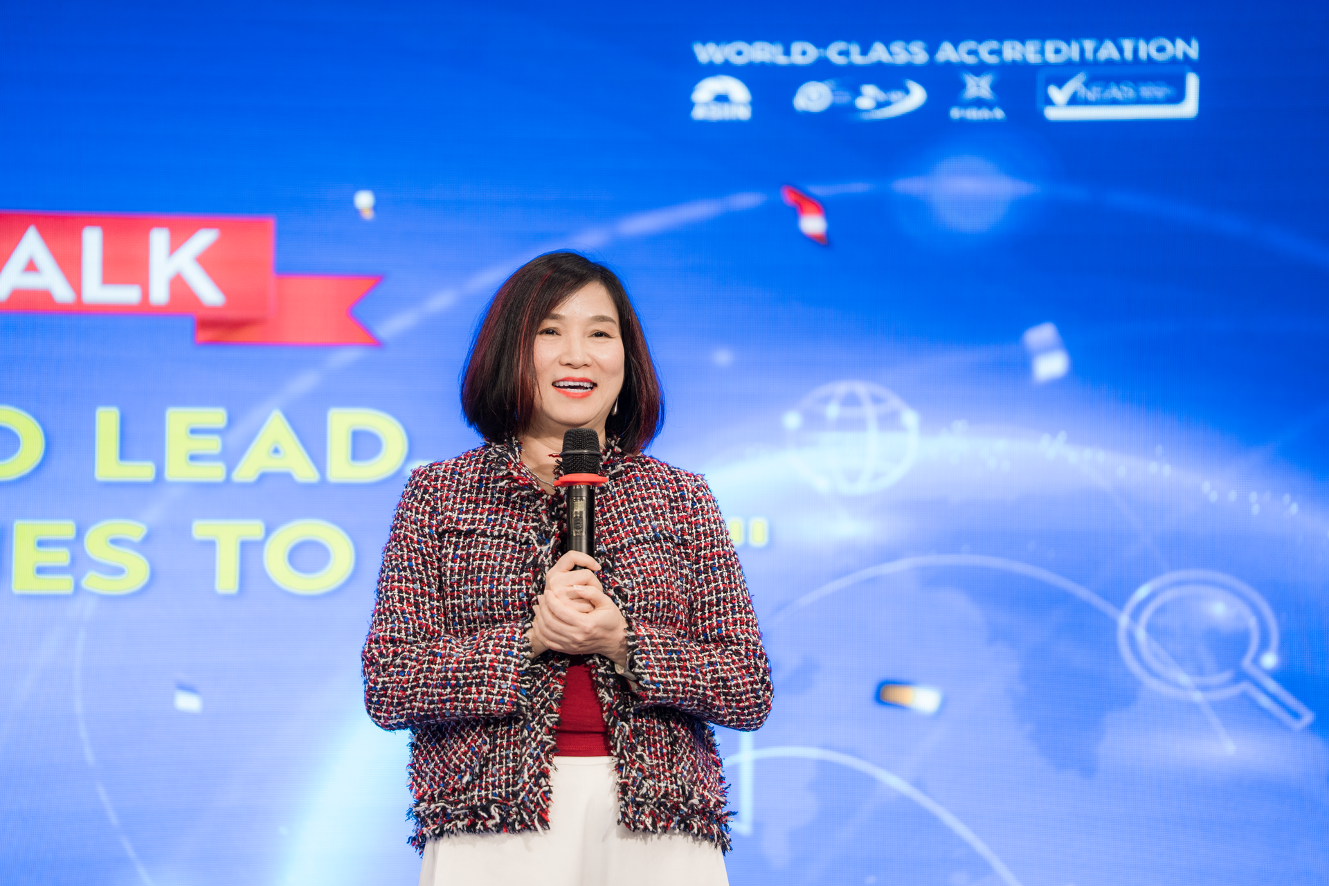 Bà Huỳnh Thị Xuân Liên chia sẻ những câu chuyện lãnh đạo chân thực tại Minitalk “Thay đổi để dẫn đầu - Gìn giữ giá trị để vươn xa”.