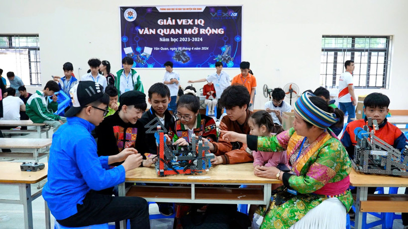Cô giáo Vàng Thị Dính cùng học trò tham gia Giải VEX IQ Văn Quan&nbsp;