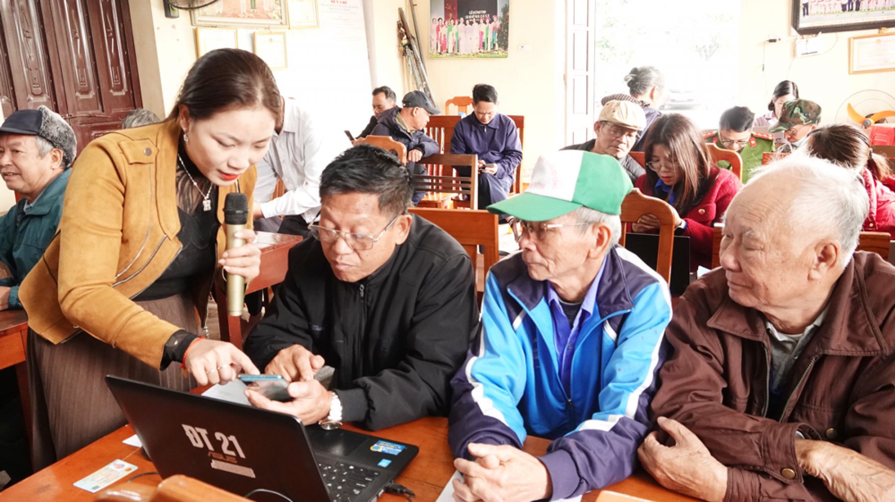 Hướng dẫn sử dụng các nền tảng, dịch vụ số và lớp học số cho cộng đồng dân cư tại các xã, phường trên địa bàn tỉnh.