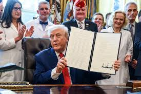 Tổng thống Mỹ Donald Trump cầm sắc lệnh điều hành vừa ký tại Phòng Bầu dục ở Nhà Trắng, Washington, D.C., Mỹ, ngày 18/12/2025 - Ảnh: Reuters