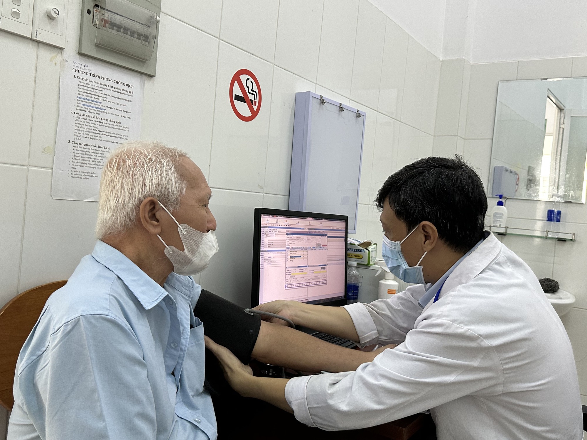 Không còn vắng vẻ, nhiều trạm y tế tại TP.HCM đang trở thành nơi thu hút rất đông người dân đến thăm khám.