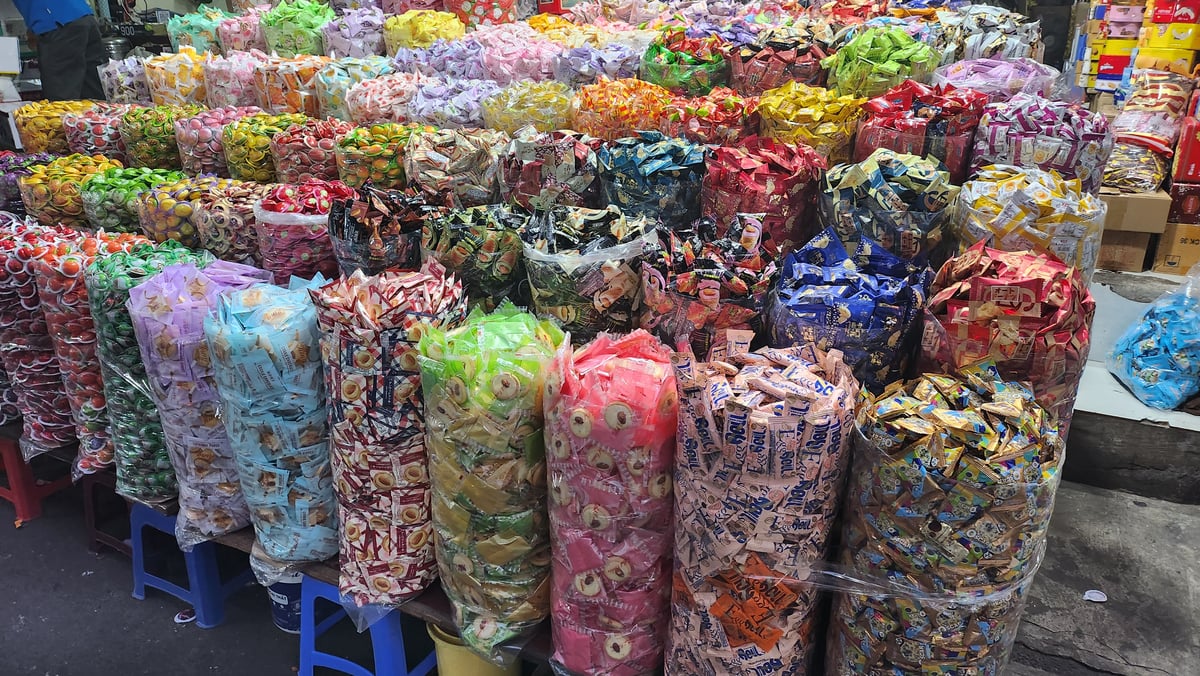 Xen lẫn những gian hàng uy tín vẫn còn sự hiện diện của vô số loại bánh kẹo không rõ nguồn gốc.&nbsp;