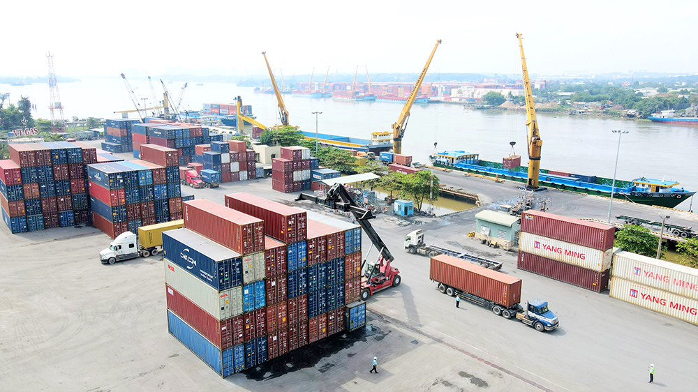 Đồng Nai có lợi thế thu hút các Link Trang Chủ PG88.Com Mới #2026 về logistics. Trong ảnh: Bốc xếp hàng hóa tại cảng Đồng Nai. Ảnh: P.Tùng