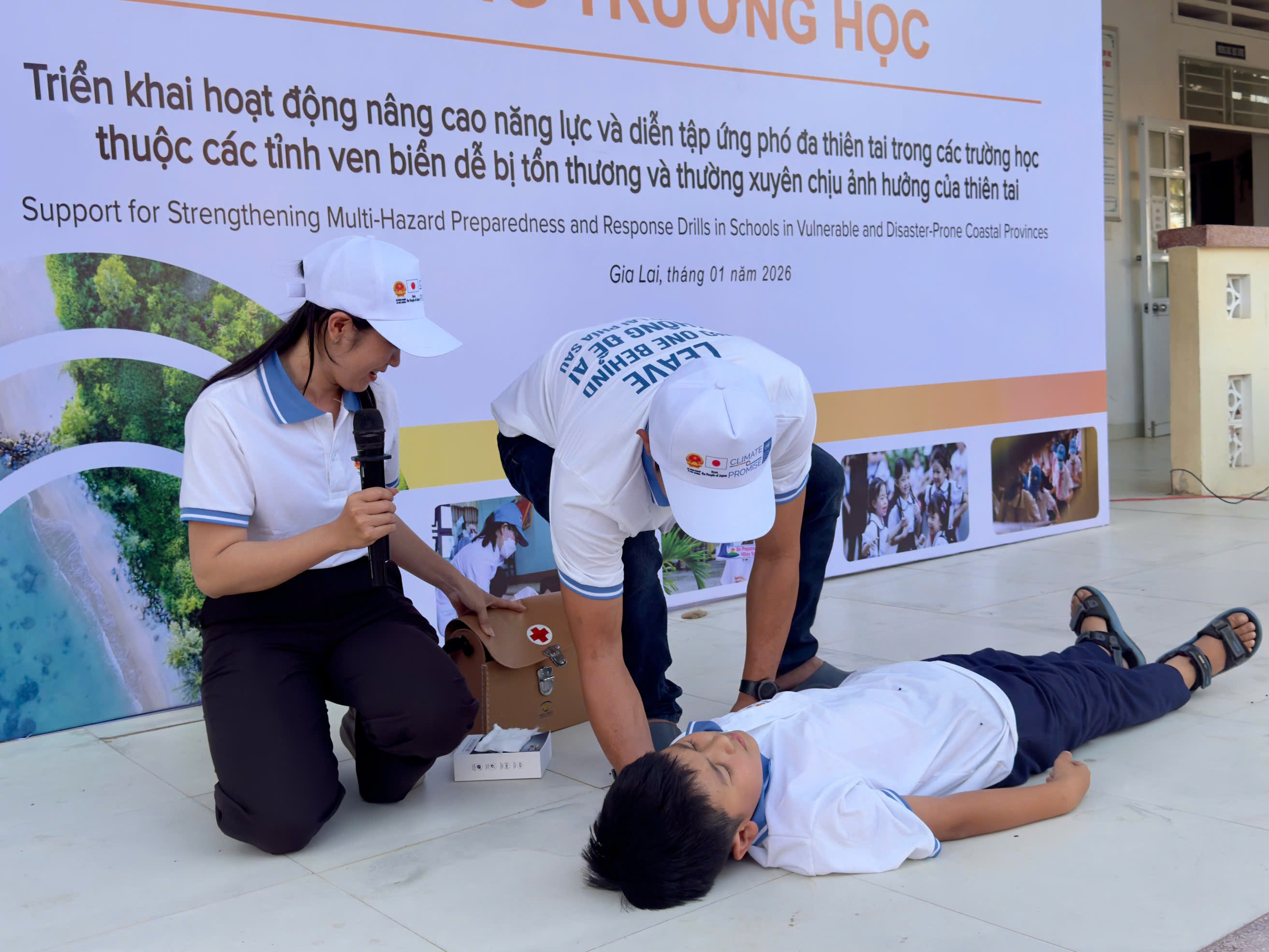 Các em học sinh Trường THCS Tam Quan Bắc thực tập cứu nạn.