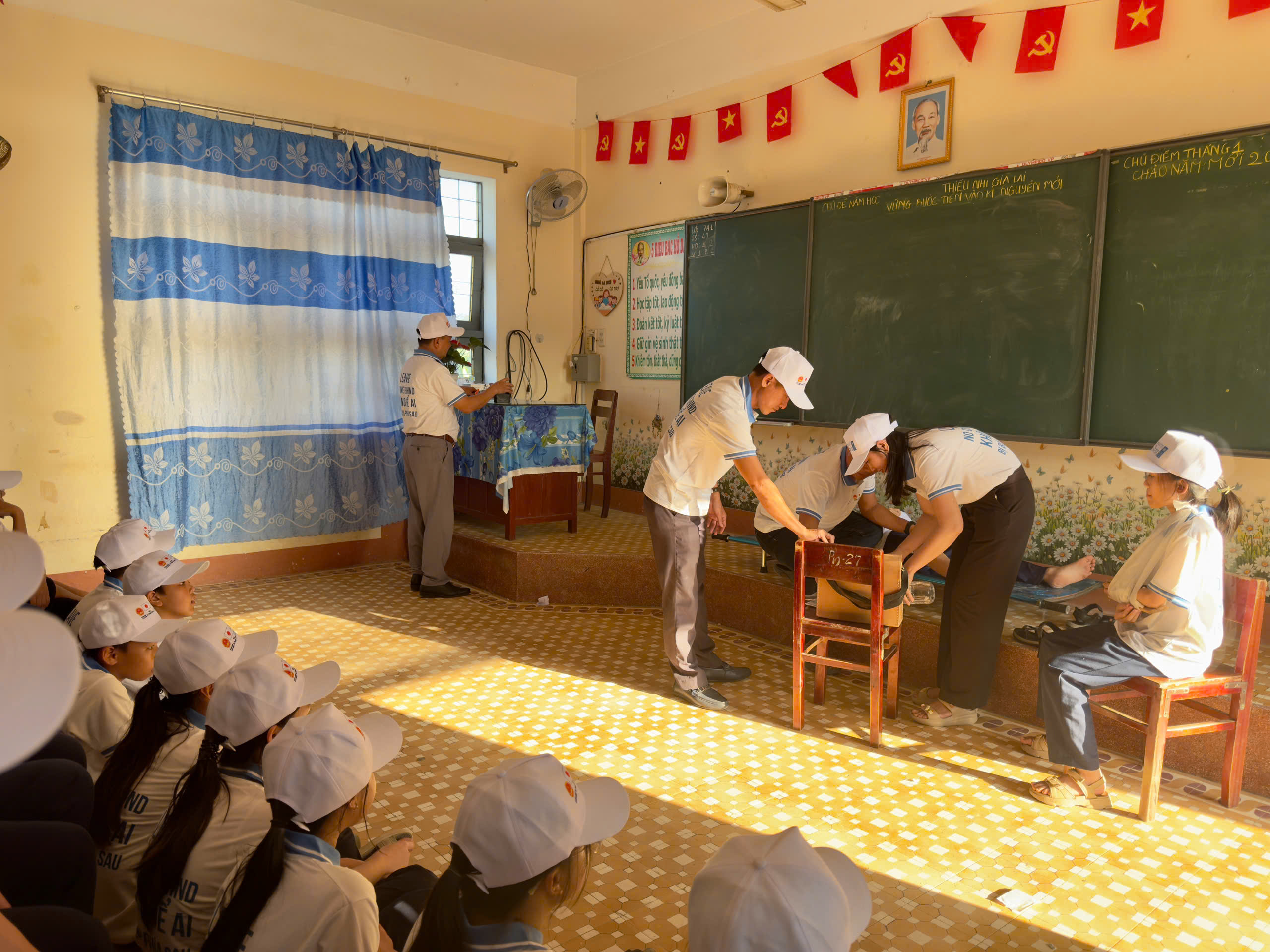 Các em học sinh&nbsp;Trường THCS Tam Quan Bắc thực tập cứu nạn. Ảnh do UNDP cung cấp.