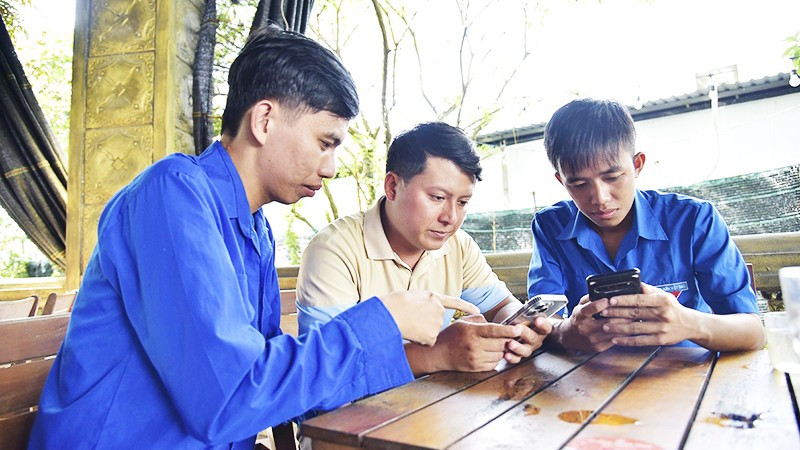 Hướng dẫn người dân sử dụng Link Đăng Nhập PG88 Chính Thức 2026; trên điện thoại thông minh.