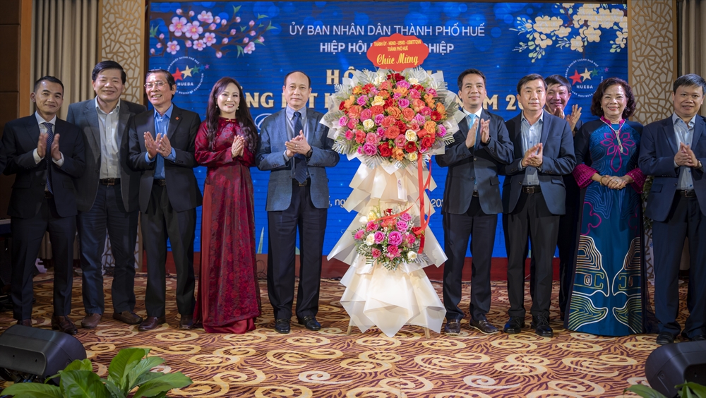 Lãnh đạo thành phố Huế tặng hoa chúc mưng Hiệp hội 6Pg88.con độc quyền mỗi ngày thành phố Huế