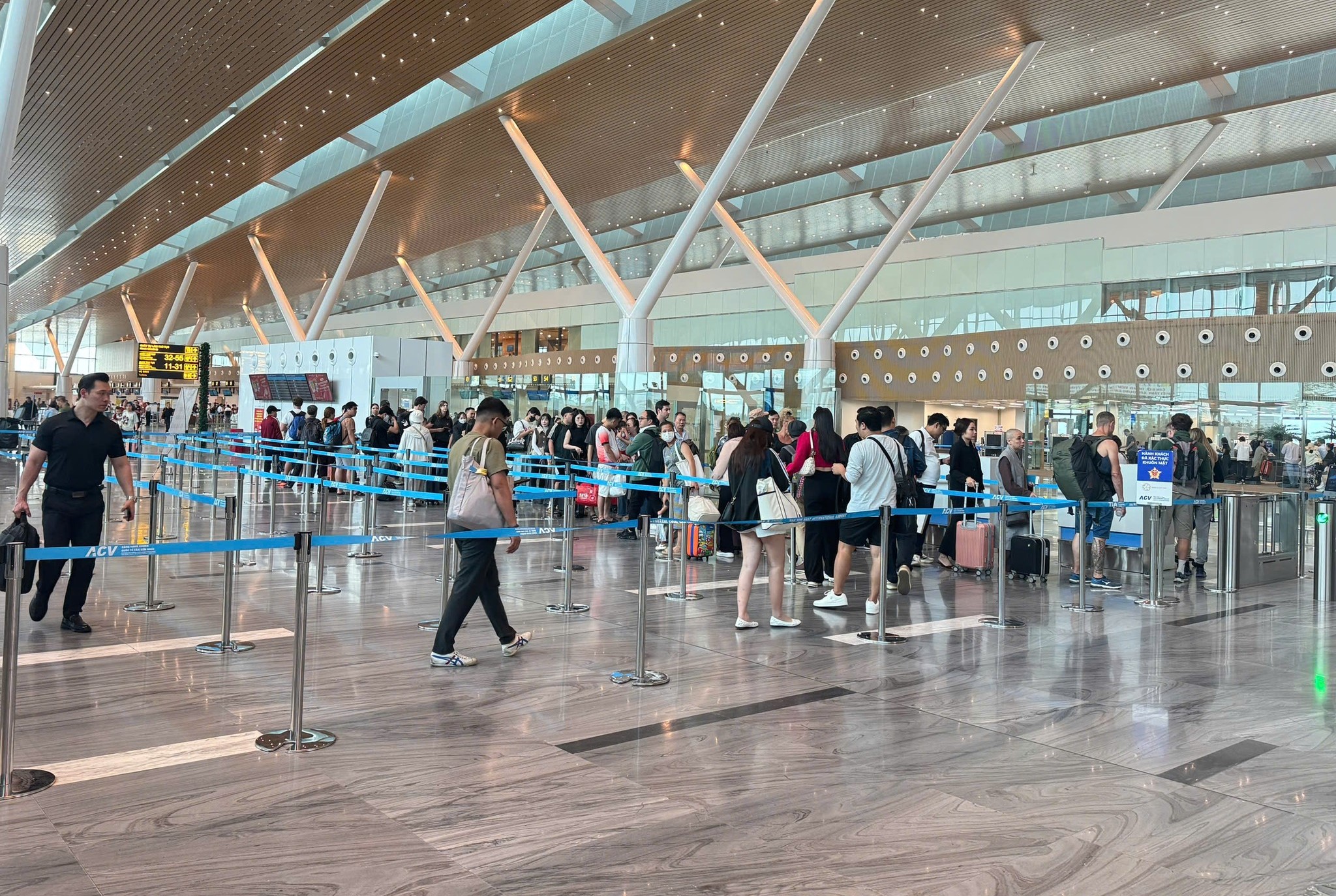 Với lưu lượng PG 888 Casino Uy Tín Số 1 tăng đột biến, công tác làm thủ tục tại sân bay trở thành vấn đề được các hãng bay đặc biệt quan tâm.