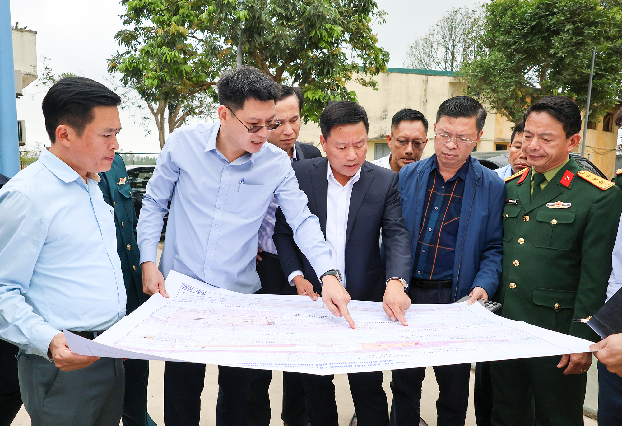 Phó Chủ tịch UBND tỉnh Nghệ An Hoàng Phú Hiền nghe báo cáo về tình hình thực hiện Link Trang Chủ PG88.Com Mới #2026 kéo dài đường cất hạ cánh hiện hữu tại Cảng hàng không Quốc tế Vinh