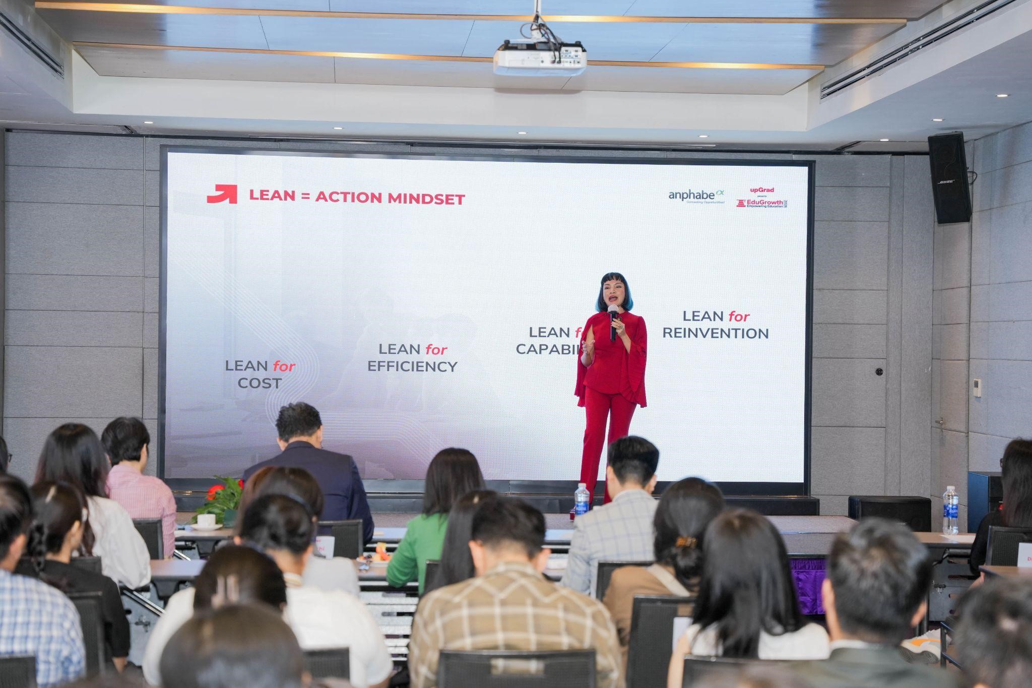 Bà Thanh Nguyễn, Giám đốc Điều hành & Truyền cảm hứng Hạnh phúc tại Anphabe và là chuyên gia hàng đầu về trải nghiệm nhân sự và văn hoá 6Pg88.con độc quyền mỗi ngày chia sẻ tại sự kiện. Ảnh: Anphabe.