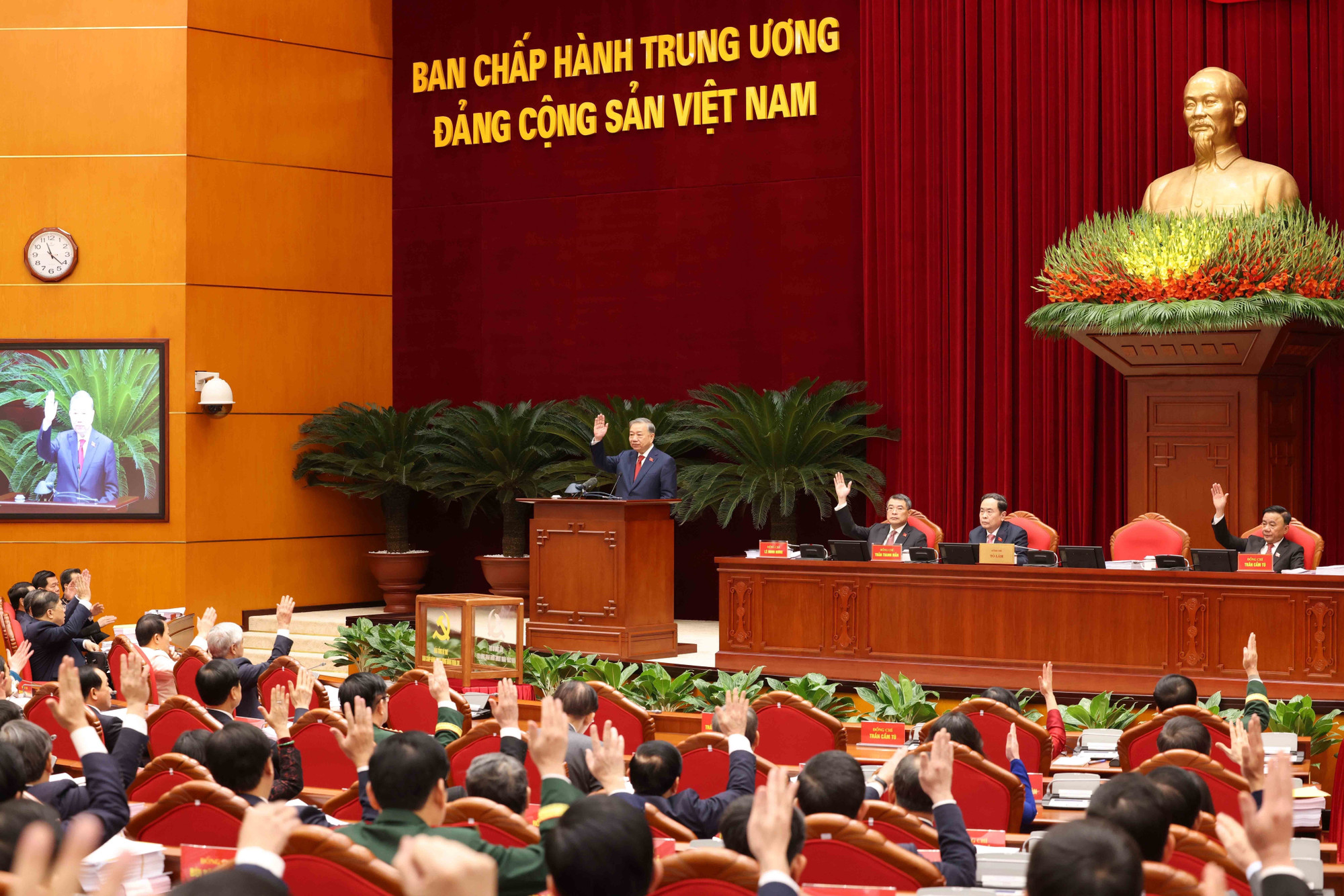 Hội nghị biểu quyết thông qua danh sách bầu Ban Bí thư Trung ương Đảng khoá XIV. Ảnh: TTXVN
