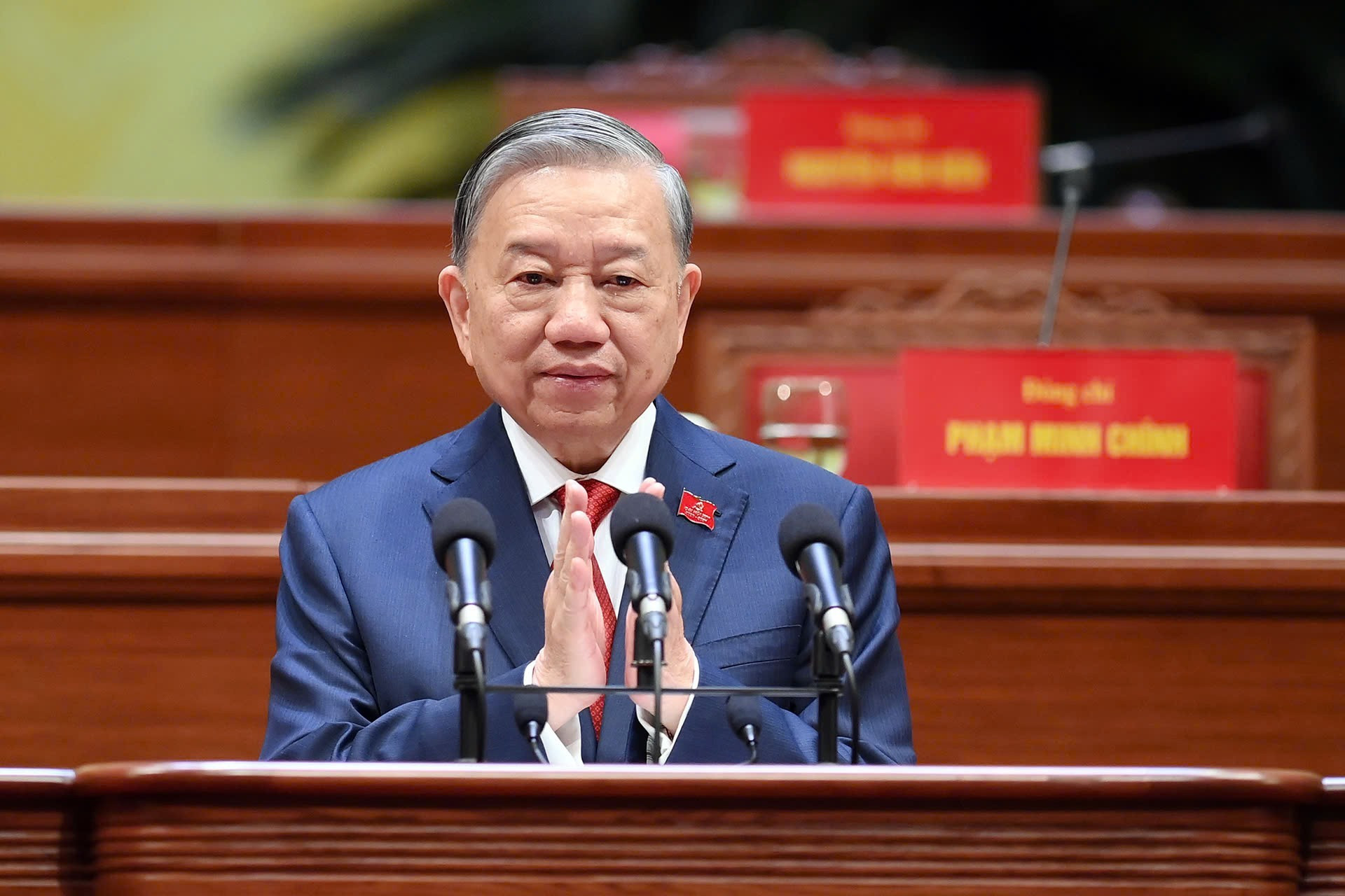 Ban Chấp hành Trung ương Đảng khóa XIV thống nhất tuyệt đối bầu đồng chí Tô Lâm, Tổng Bí thư Ban Chấp hành Trung ương Đảng khóa XIII tiếp tục giữ chức Tổng Bí thư Ban Chấp hành Trung ương Đảng khóa XIV. Ảnh: Nhân Dân.