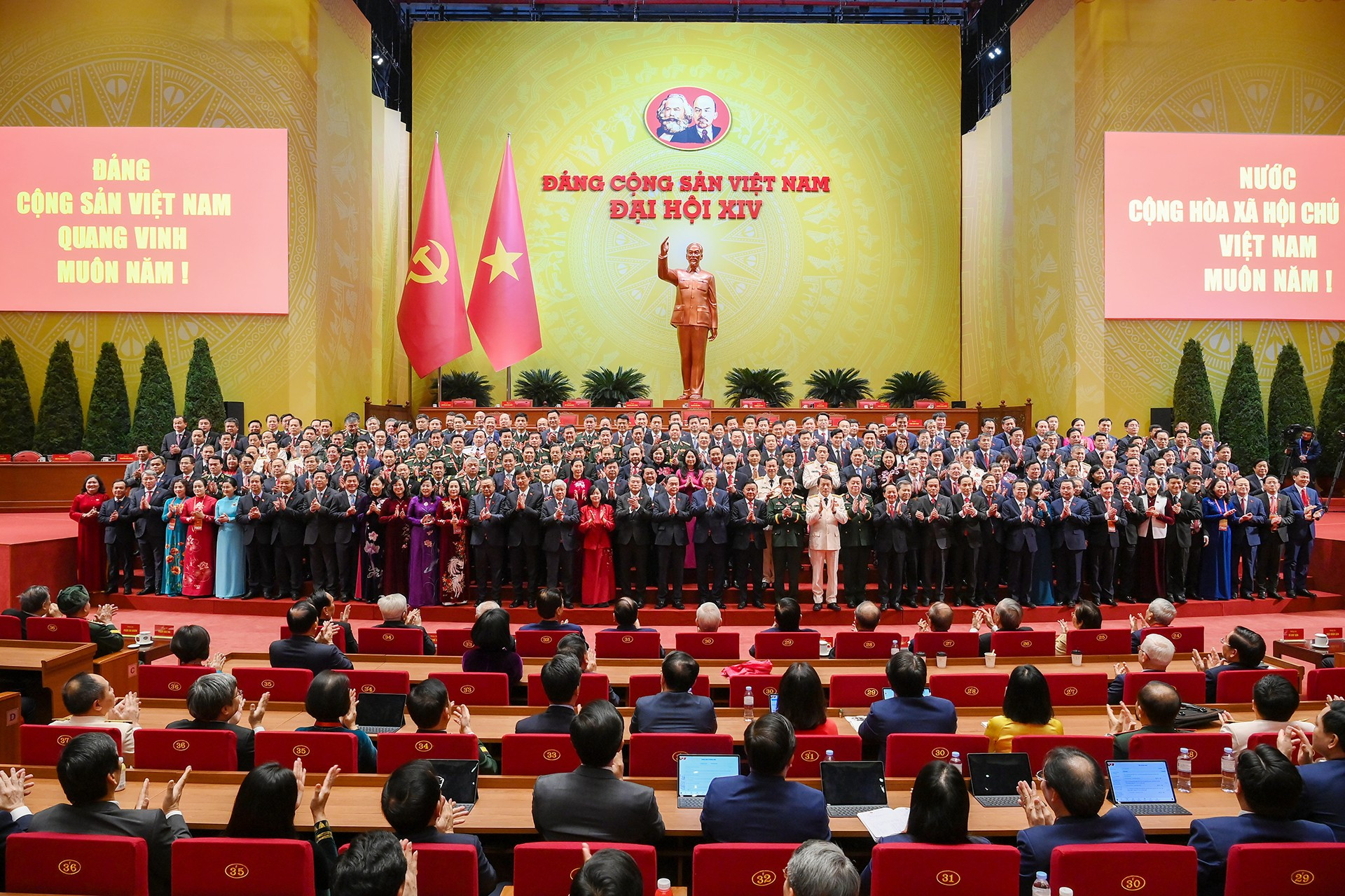 Ban Chấp hành Trung ương khóa XIV ra mắt Đại hội. Ảnh: Nhân Dân