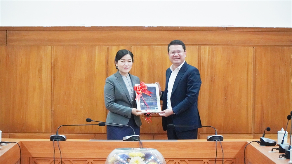 bà Phonevanh Outhavong, Thứ trưởng Bộ Pg88hi tỷ lệ thưởng hấp dẫn CHDCND Lào tặng quà lưu niệm  Phó Chủ tịch UBND thành phố Huế Hoàng Hải Minh