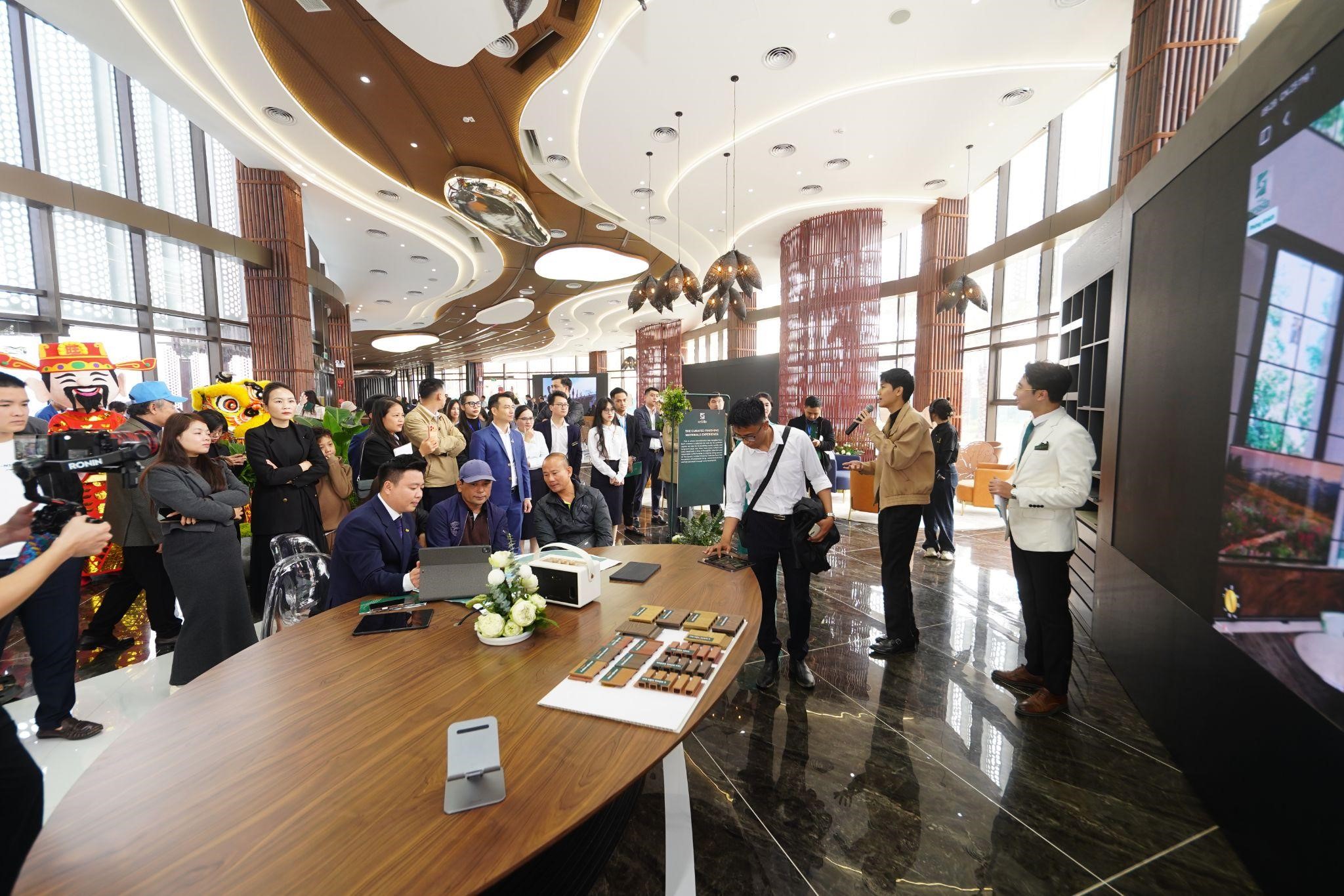 Khách hàng tham quan, trực tiếp trải nghiệm không gian 6Senses Gallery, lắng nghe những chia sẻ về vật liệu hoàn thiện của Pg88vn.top độc quyền mỗi ngày.&nbsp;Nguồn ảnh:&nbsp;The Sensia.
