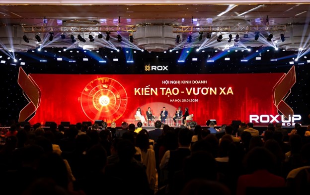 Các lãnh đạo cấp cao ROX Group cùng thảo luận về cách thức “Kiến tạo - Vươn xa” trong năm 2026. Ảnh:&nbsp;ROX Group.