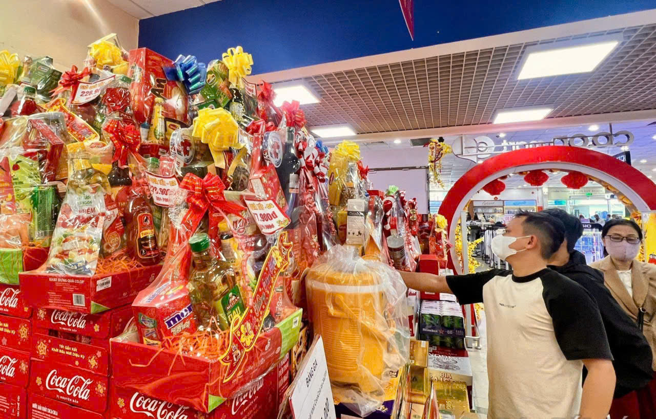 Thay vì những hộp quà lớn, nhiều người tiêu dùng chọn mua từng sản phẩm riêng lẻ, phù hợp với nhu cầu sử dụng thực tế của gia đình. Ảnh minh họa.