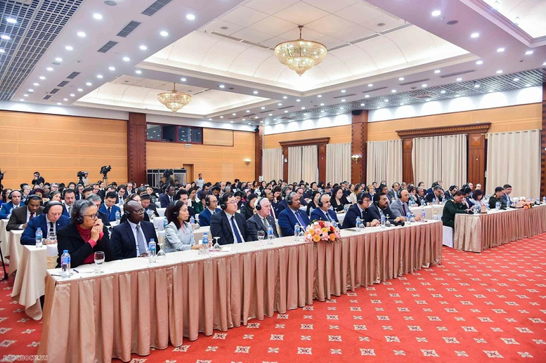 Các cơ quan đại diện ngoại giao nước ngoài, các tổ chức quốc tế tại Việt Nam tham dự buổi thông báo về kết quả Đại hội XIV của Đảng - Ảnh: Báo TG&VN