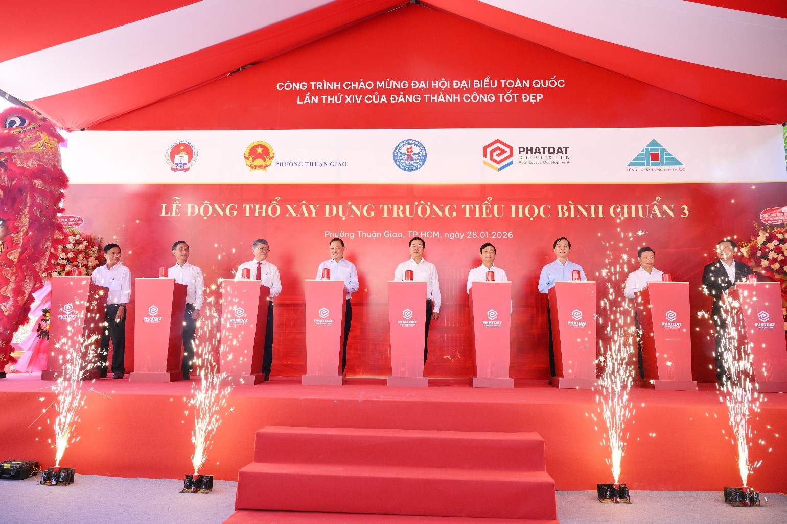 Các đại biểu tham gia ấn nút thực hiện nghi thức động thổ xây dựng Trường Tiểu học Bình Chuẩn 3. Ảnh:&nbsp;Phát Đạt.&nbsp;