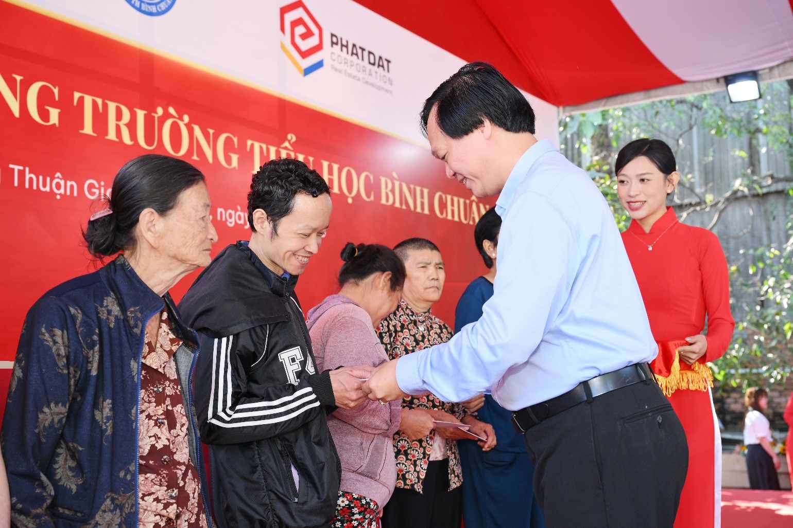 Ông Bùi Quang Anh Vũ, Tổng giám đốc Phát Đạt trao tặng 10 phần quà Tết cho 10 hộ dân có hoàn cảnh cần được hỗ trợ tại địa phương.&nbsp;Ảnh:&nbsp;Phát Đạt.&nbsp;