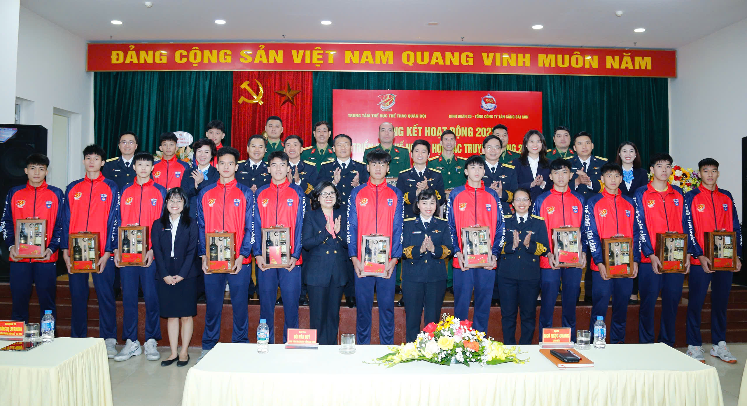Đại diện TCSG và cảng Tân Cảng HICT trao quà Tết cho ban huấn luyện và vận động viên đội bóng chuyến Thể Công – Tân Cảng.&nbsp;Ảnh:&nbsp;Tân Cảng Sài Gòn.