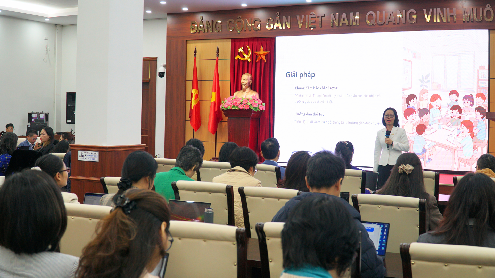 Chuyên gia chia sẻ tại Hội thảo “Phối hợp thúc đẩy các mô hình giáo dục hòa nhập cho học sinh khuyết tật tại Việt Nam"